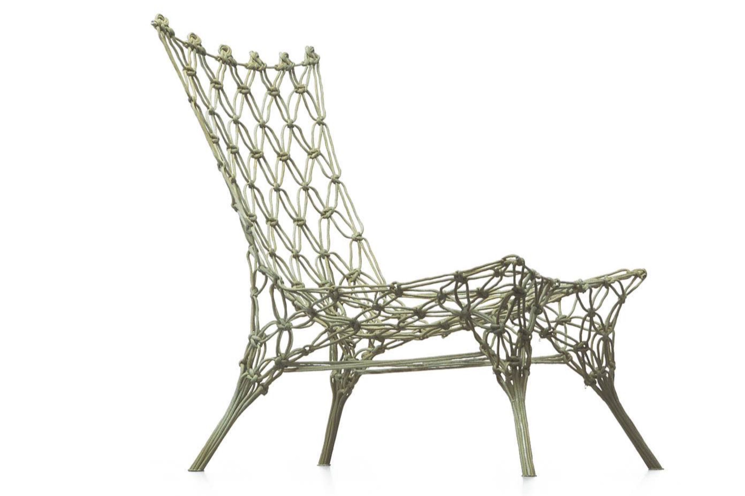 1996 年为荷兰设计品牌 Droog 设计的 Knotted Chair，打开了 Marcel 的大师之路。