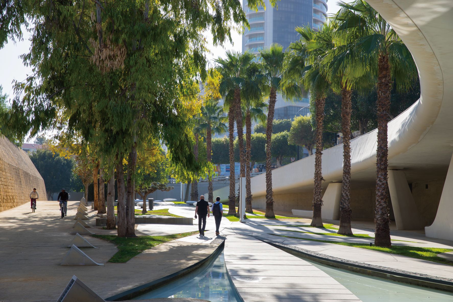 以流线几何设计来描绘流动意象的 Eleheria 广场公园，也以大量的树木植栽建构出美丽的城市绿化带。