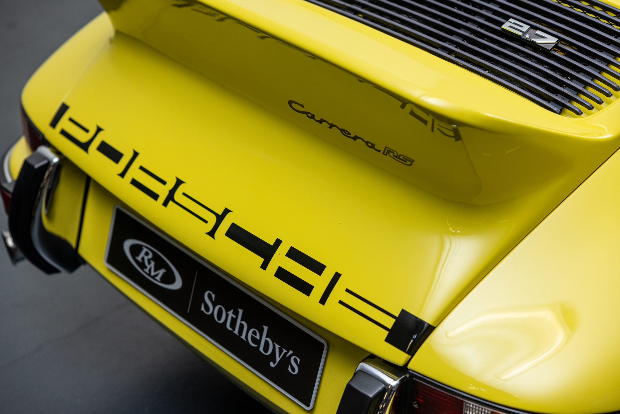 特殊鸭尾式空气力学结构，是 911 Carrera RS 2.7 重点设计，造型相当独特。