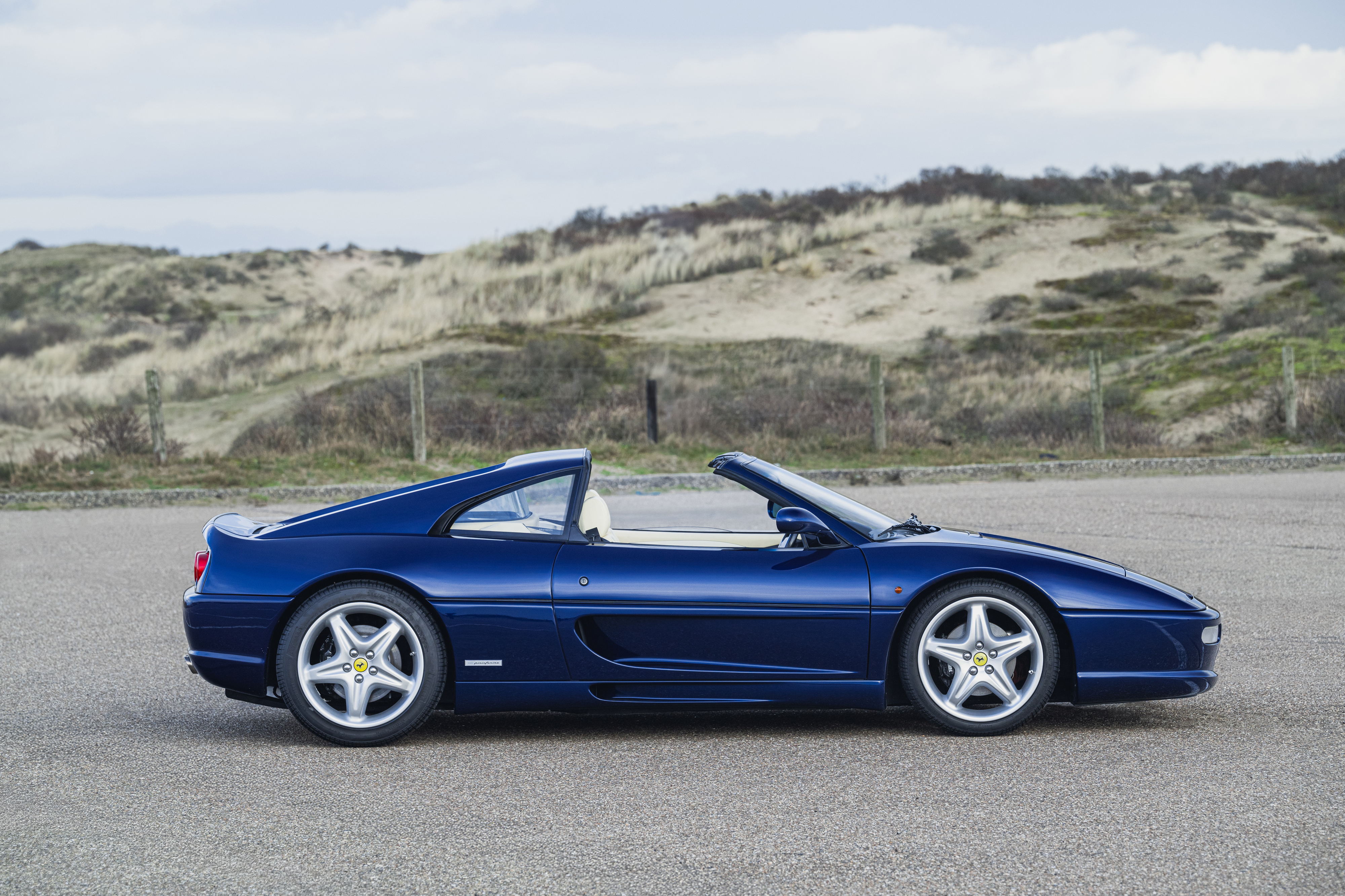 Ferrari F355 為可拆硬頂車型，風格相當特別。