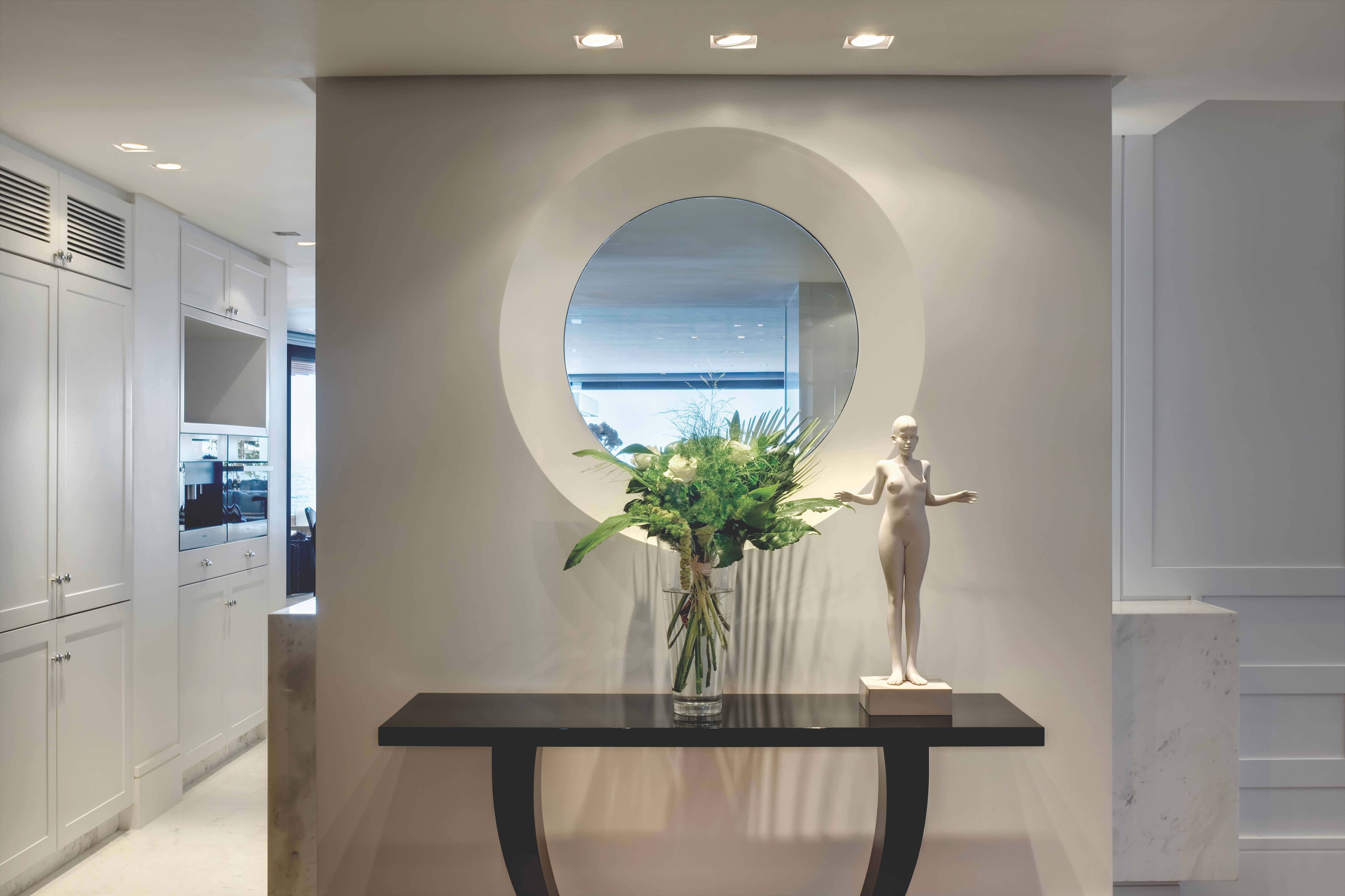 借由纯白的墙壁、天花、地坪的基底色衬托，台面上的摆设就成了最佳的空间点缀。