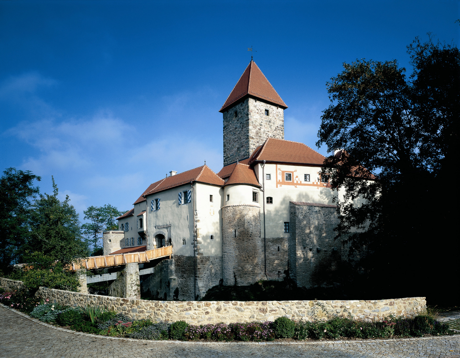 13 世纪时，因防御作用而以石块建成的 Hotel Burg Wernberg 城堡。