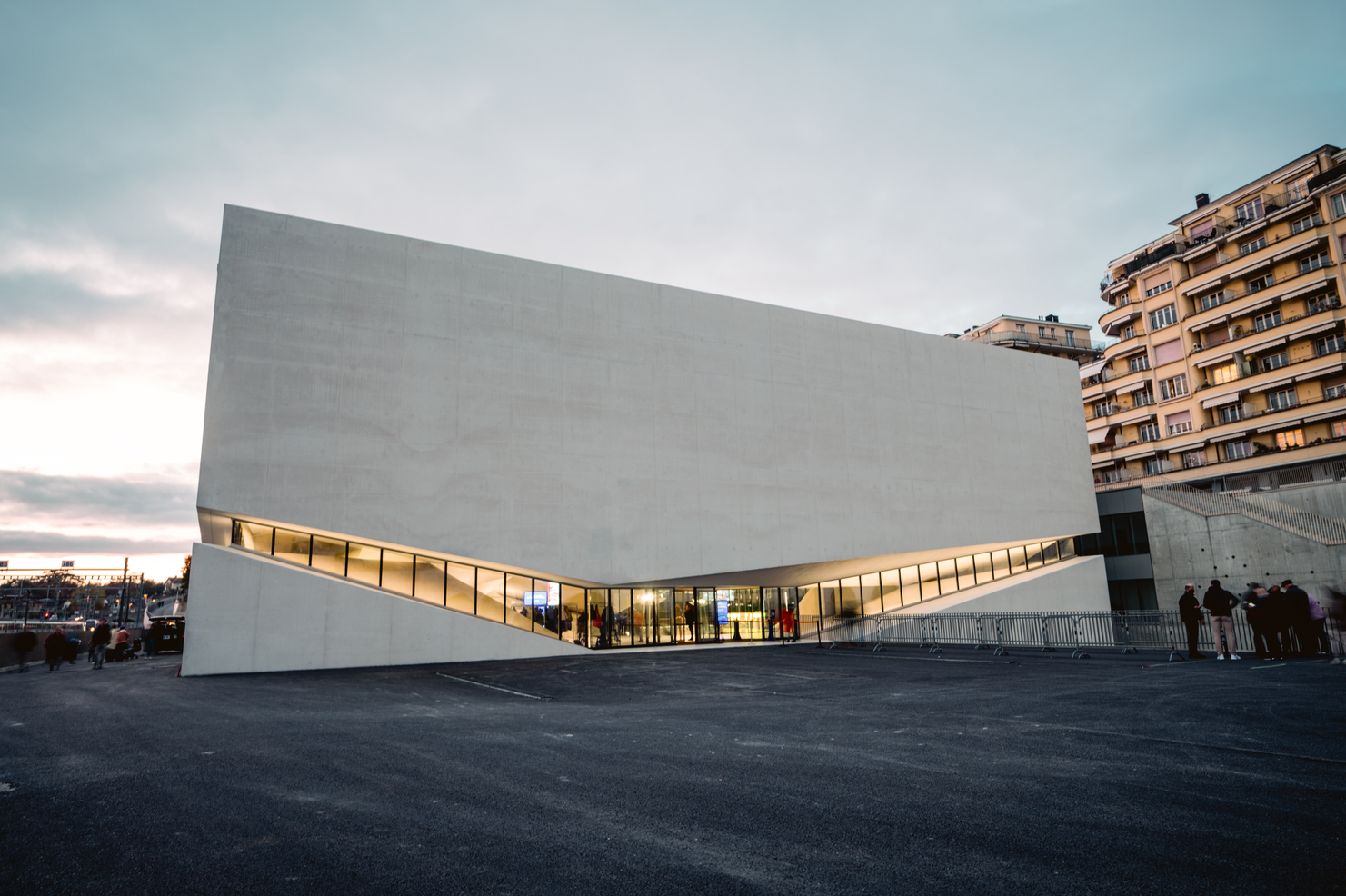 由MUDAC 和Photo Elysée 共享的新展馆建筑，以下沉式庭园设计，为下方展厅汲取充足的自然采光。 （ Photo by Matthieu Gafsou ）