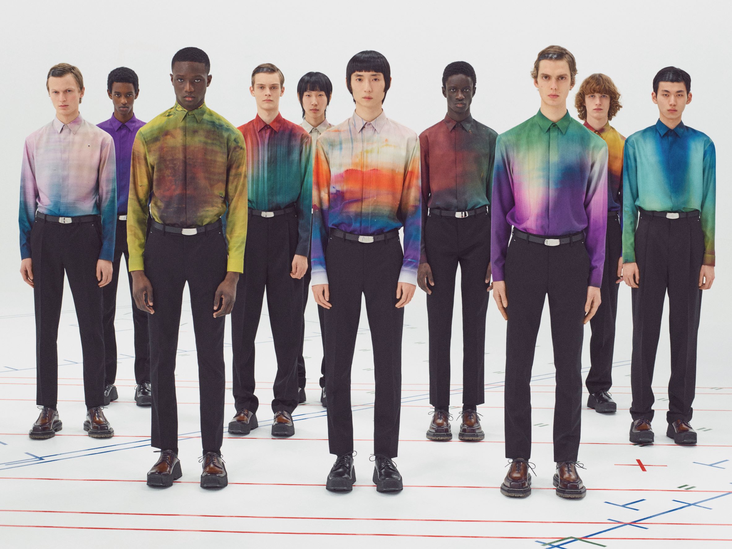 Berluti 为让传统服装工艺 Patina 更加活泼，特别在最新的设计中挹注新锐艺术家 Lev Khesin 标志性的色彩堆叠概念，增加刺激性与新鲜感，也藉由艺术与年轻族群及创作领域接轨。