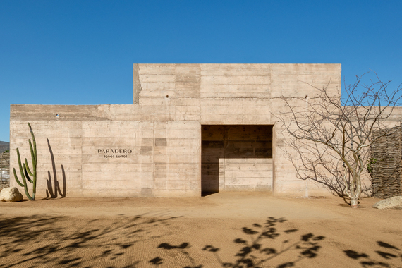 与土地色系相互延伸的 Paradero Hotel 混凝土建筑，是漠地里最质朴又奢华的僻静地。