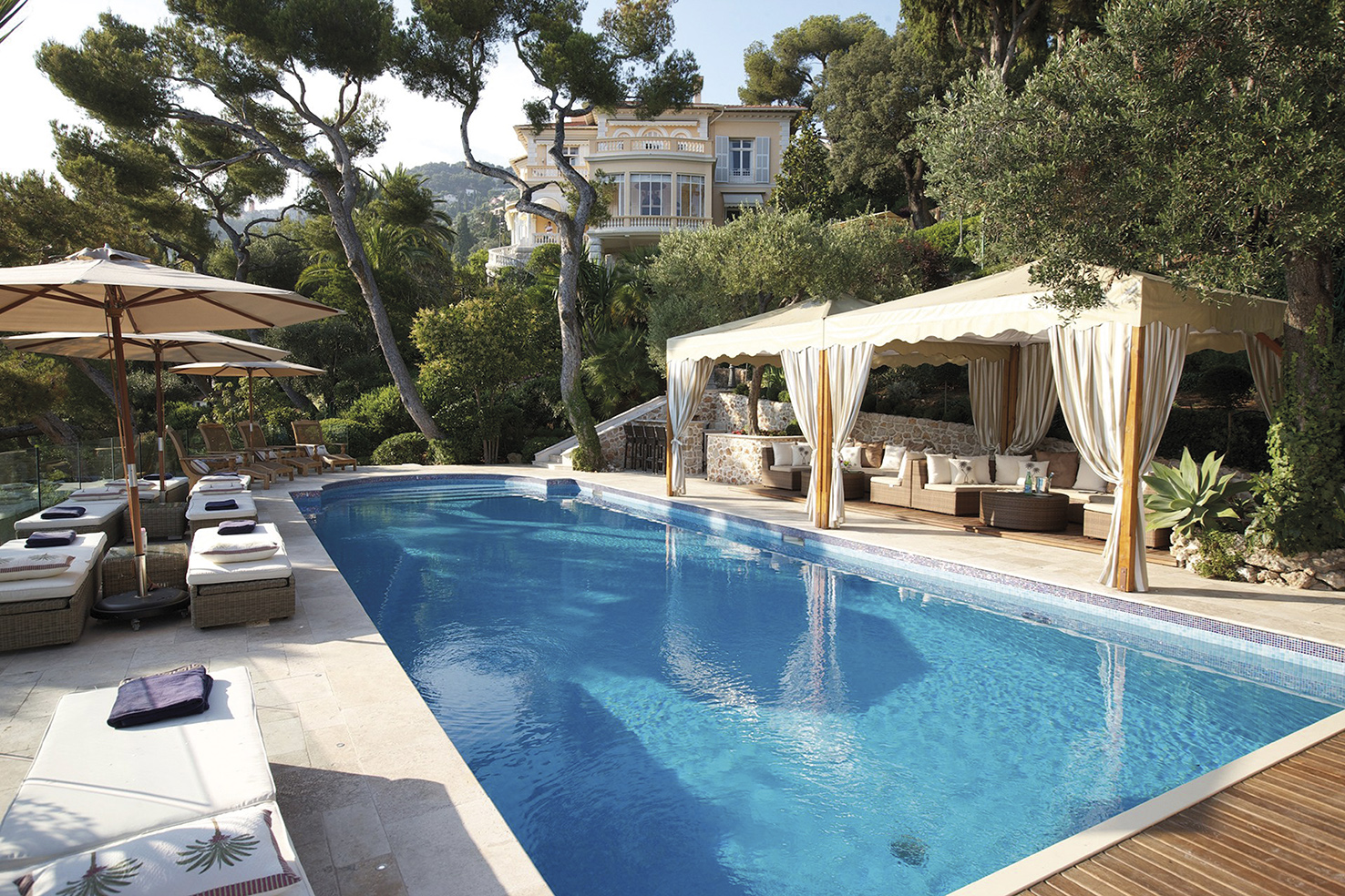 池内与池外都是令人舒畅的蓝，最奢华的悠闲。