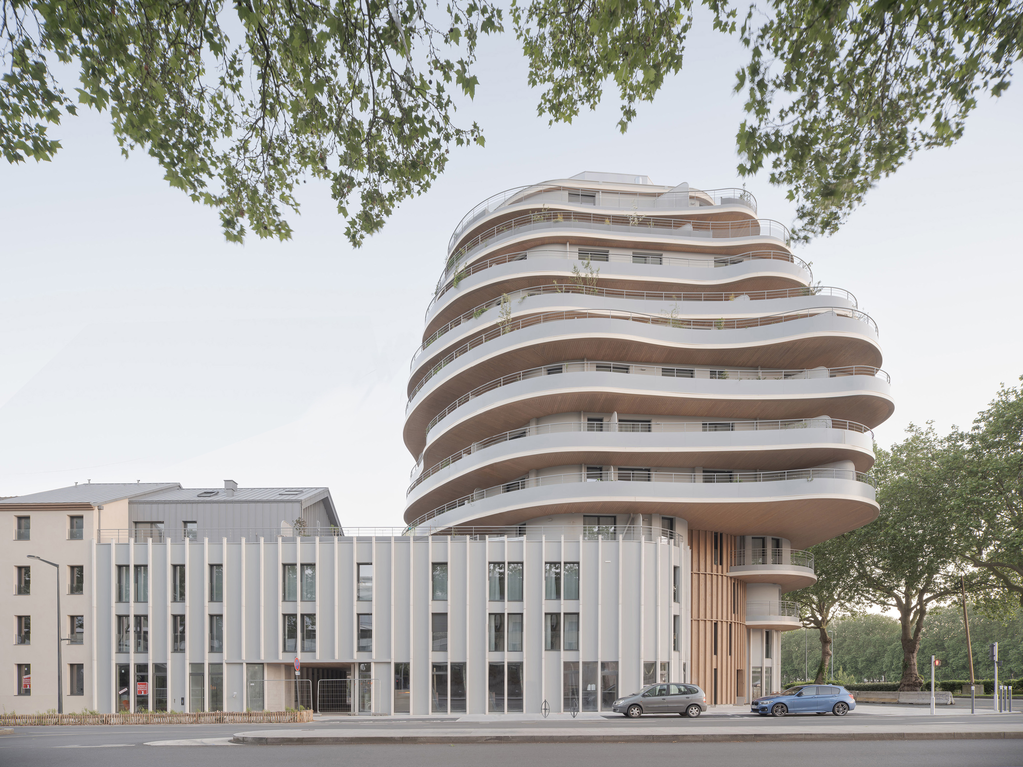 如同大樹般擁抱有機生命力的 Arborescence Apartments。