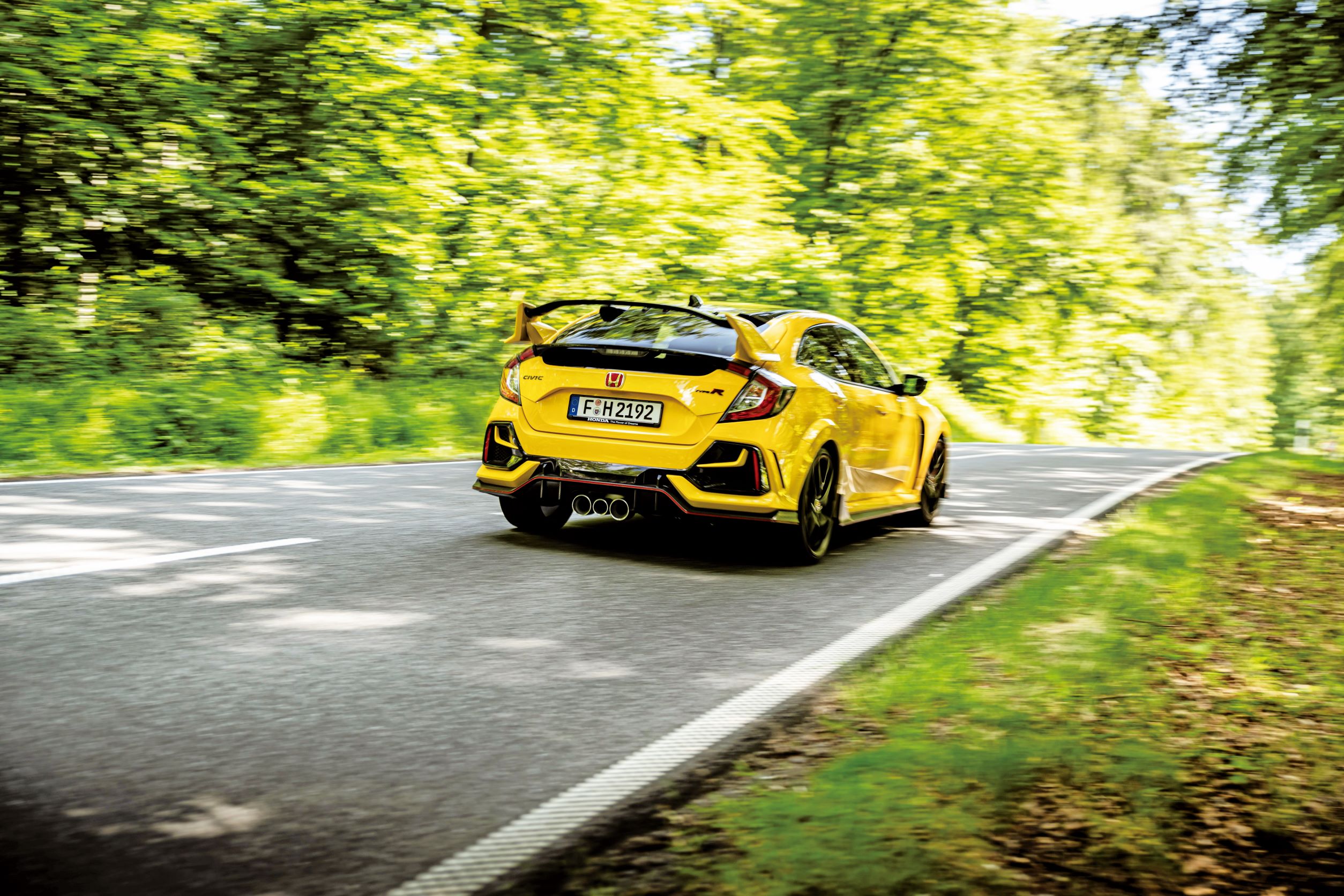 轮廓分明的车身线条搭配壮观尾翼，Civic Type R 一看就知道是硬派风格的车。