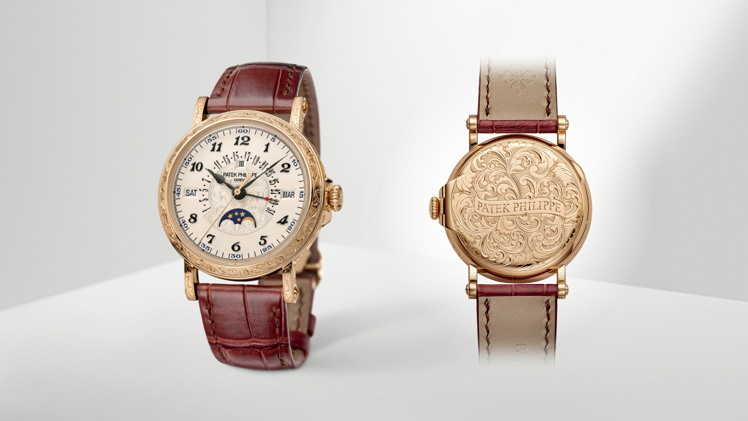 （左）5160/500R-001 自動回位萬年曆腕錶，搭載 26-330 S QR 自動上鍊機芯，18K 玫瑰金錶殼，錶徑 38mm，防水 30 米，NT$6,544,000 元。（右）軍官式設計後底蓋，讓腕錶擁有更多貴金屬面積能透過手工精雕呈現細緻紋理，猶如佩戴於腕間的藝術品。