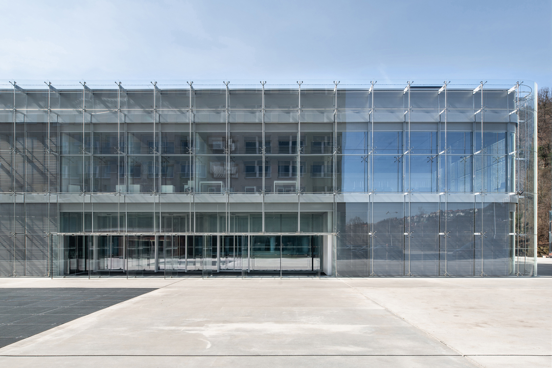 查理大学人文学院新总部以玻璃墙幕包覆混凝土建筑，创造出更加优异的隔音和通风性能。