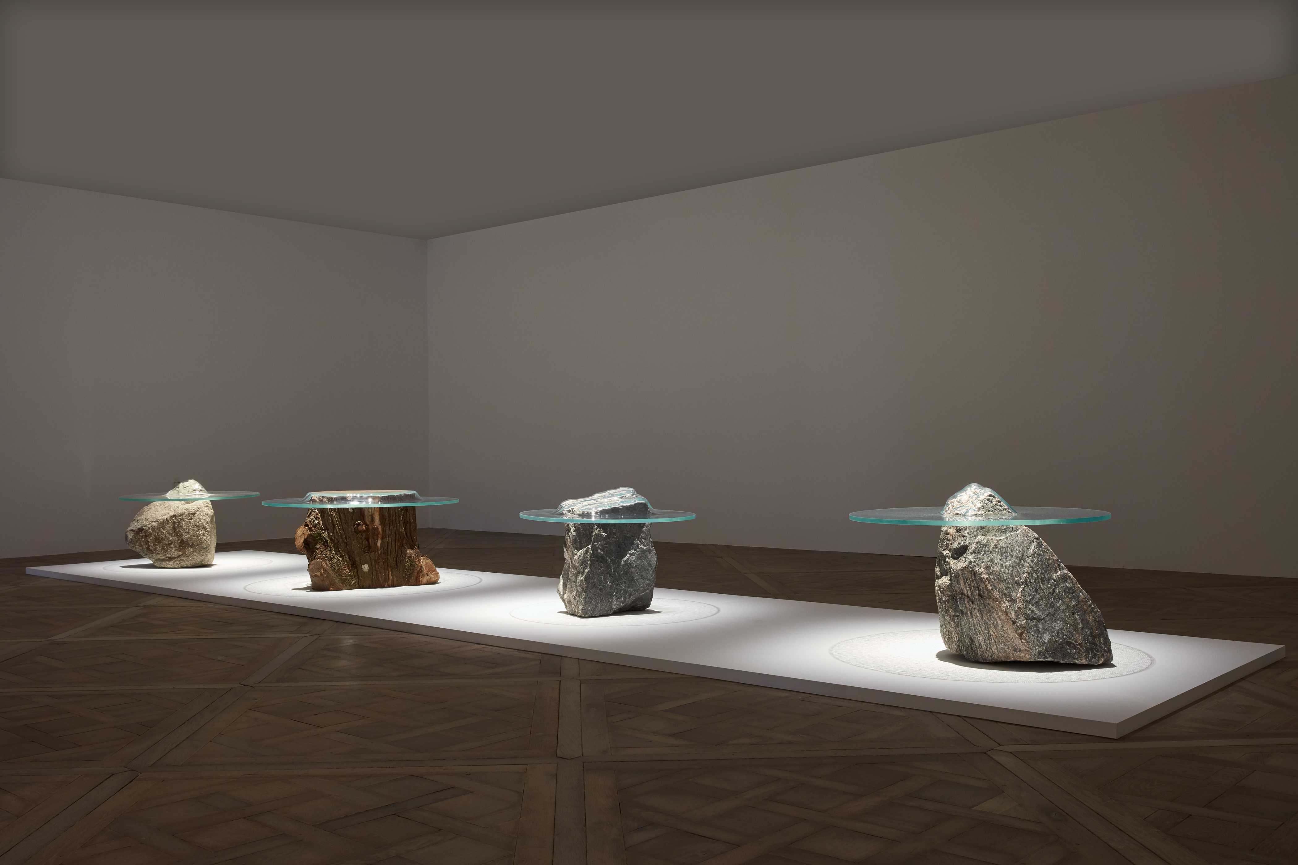 玻璃犹如「陷入」石头中的 SLUMP 桌子系列，Paul Cocksedg 以精密 的计算让玻璃完美嵌入，仿佛静置的水面，赋予了石头桌另一种生命力。