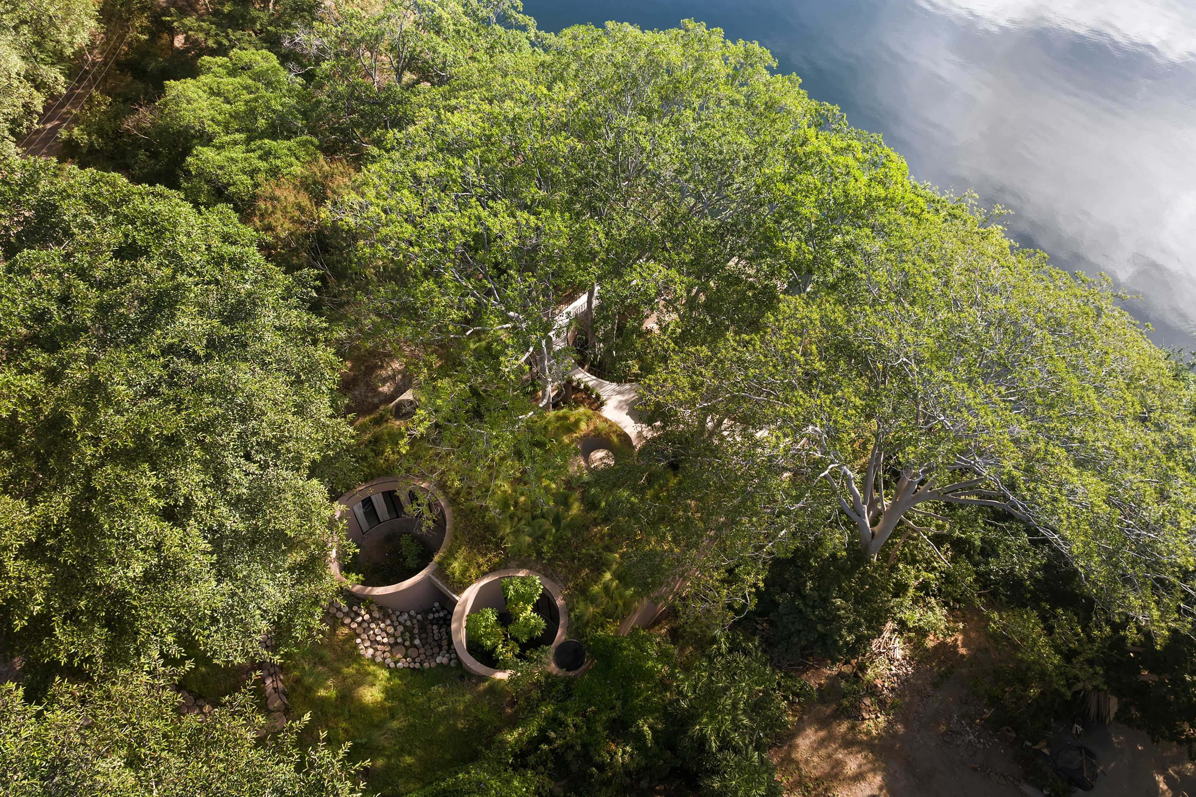 湖畔渡假別墅 Santa Maria del Oro，基地位處在樹林的陡峭斜坡上，一路延伸到湖邊。