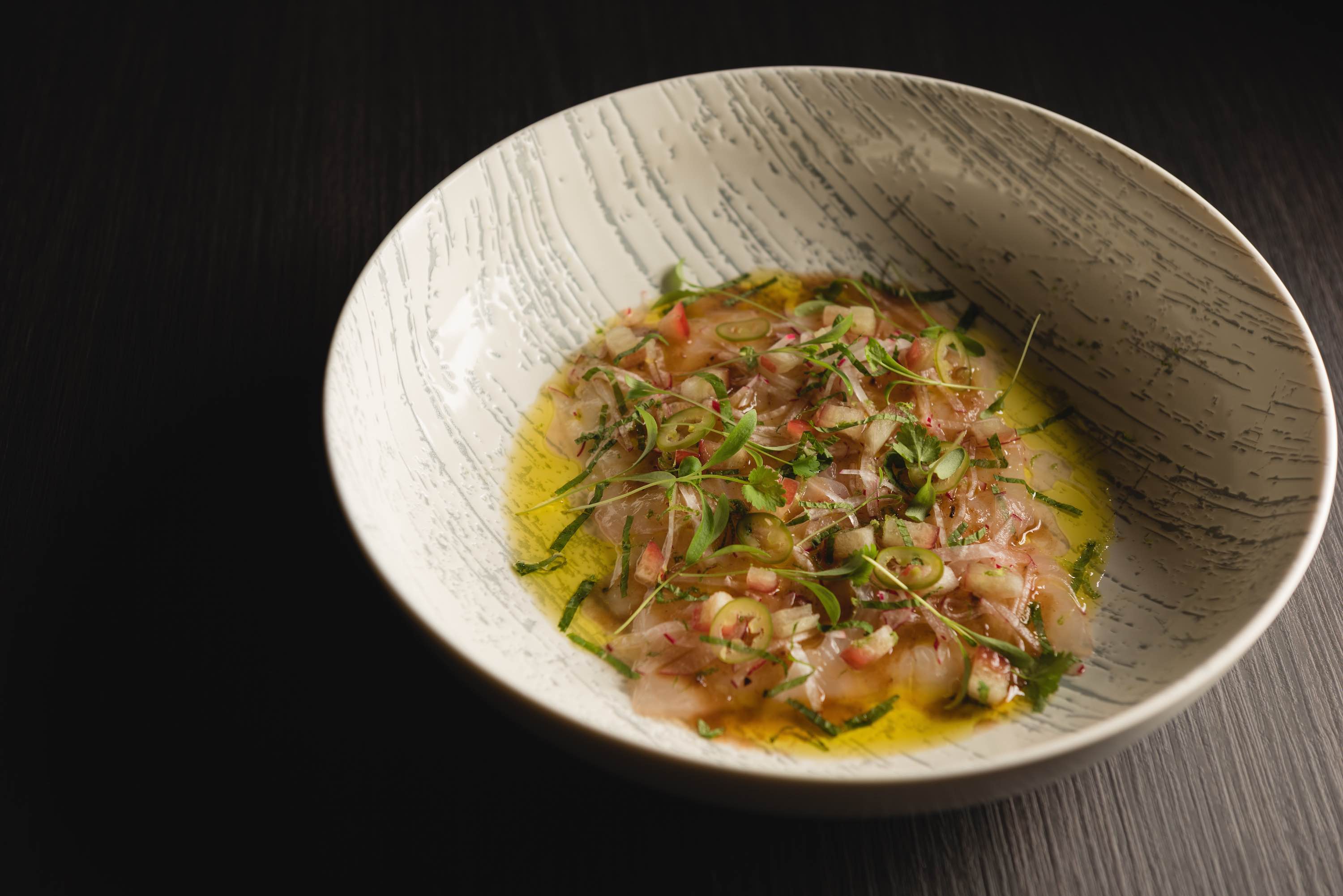 「紅甘生魚片、羅望子、蓮霧、墨西哥辣椒、香菜」取野生紅甘切薄片，融合羅望子的酸甜、蓮霧的甜脆、與墨西哥辣椒的酸辣。