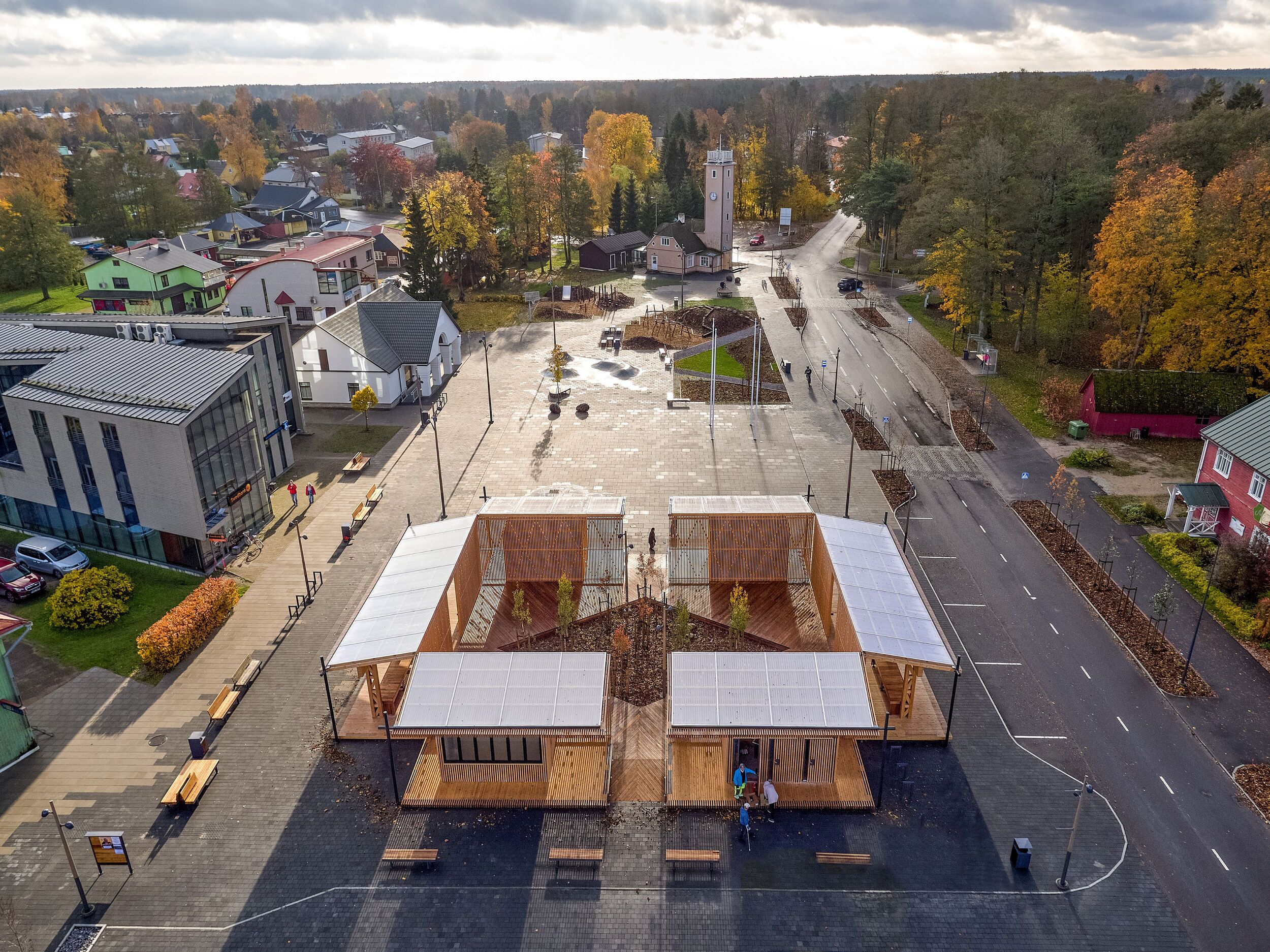 位於城市廣場上的 Kärdla City Pavilion，以原木建構出調和自然的封閉式花園。