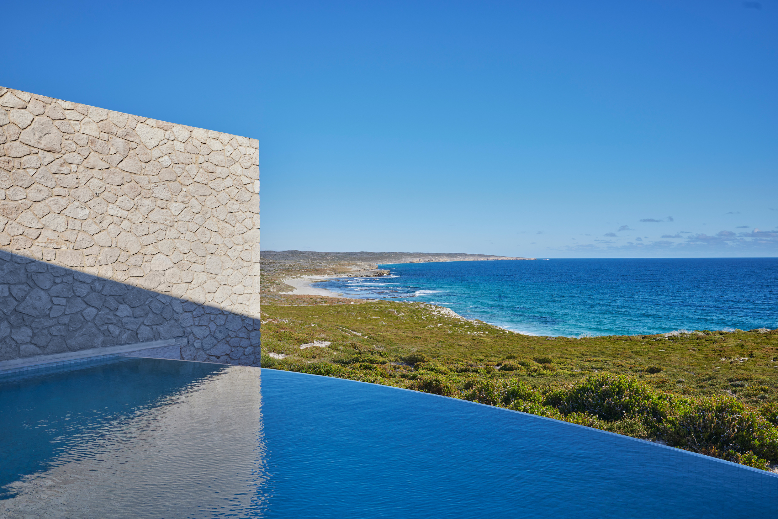 Southern Ocean Lodge 望向 Hanson Bay 的露天无边际泳池。