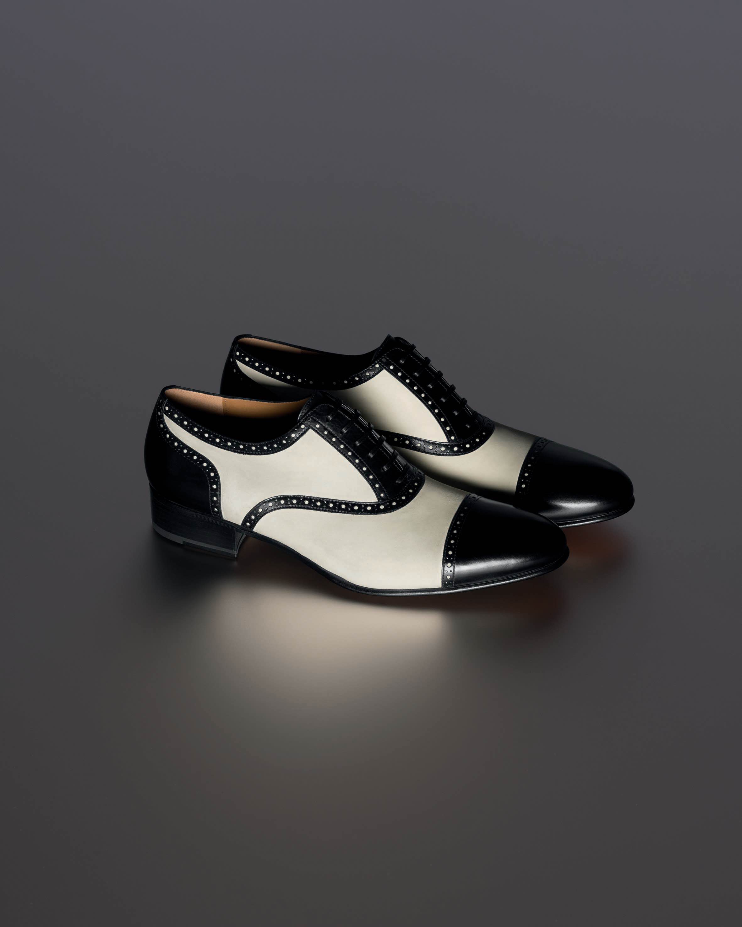 Silence，Salvatore Ferragamo 先生在好萊塢期間為 Rudolph Valentino 設計了這款優雅的拼色綁帶鞋，創作年份 1925。