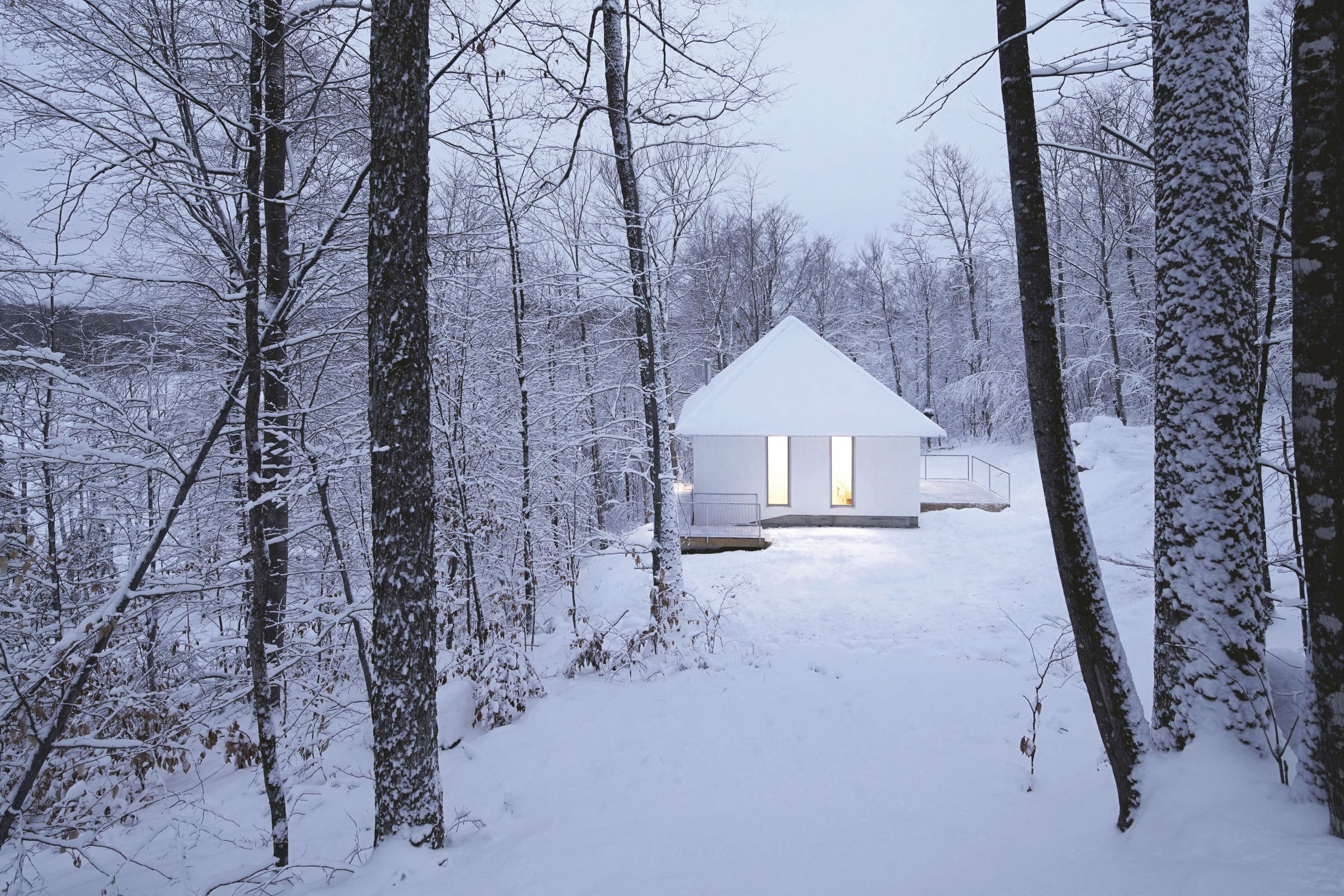 MOUNTAIN CABIN:  POISSON BLANC 跟山一起过日子 - 雪地里的白色极简小屋