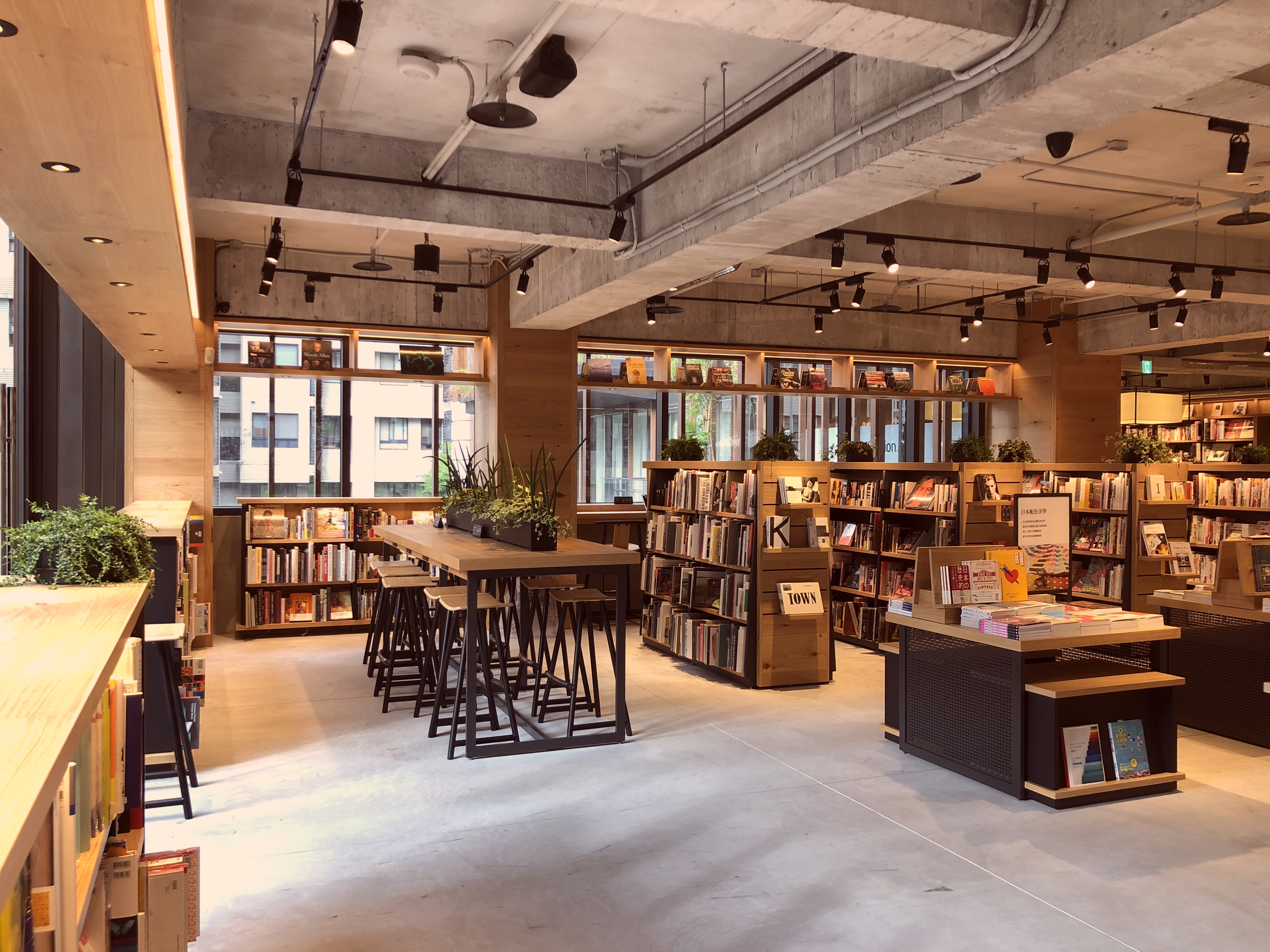 BOOKSTORES : BACK TO THE FUTURE, FORWARD INTO HISTORY: Tsutaya Bookstore 當代最美書店風華 - 日本最美書店登台