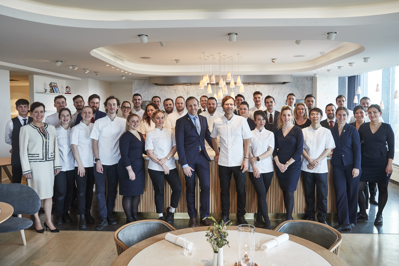 由主厨Rasmus Kofoed 与合伙人兼侍酒师 Søren Ledet 所带领的 Geranium 大家庭。