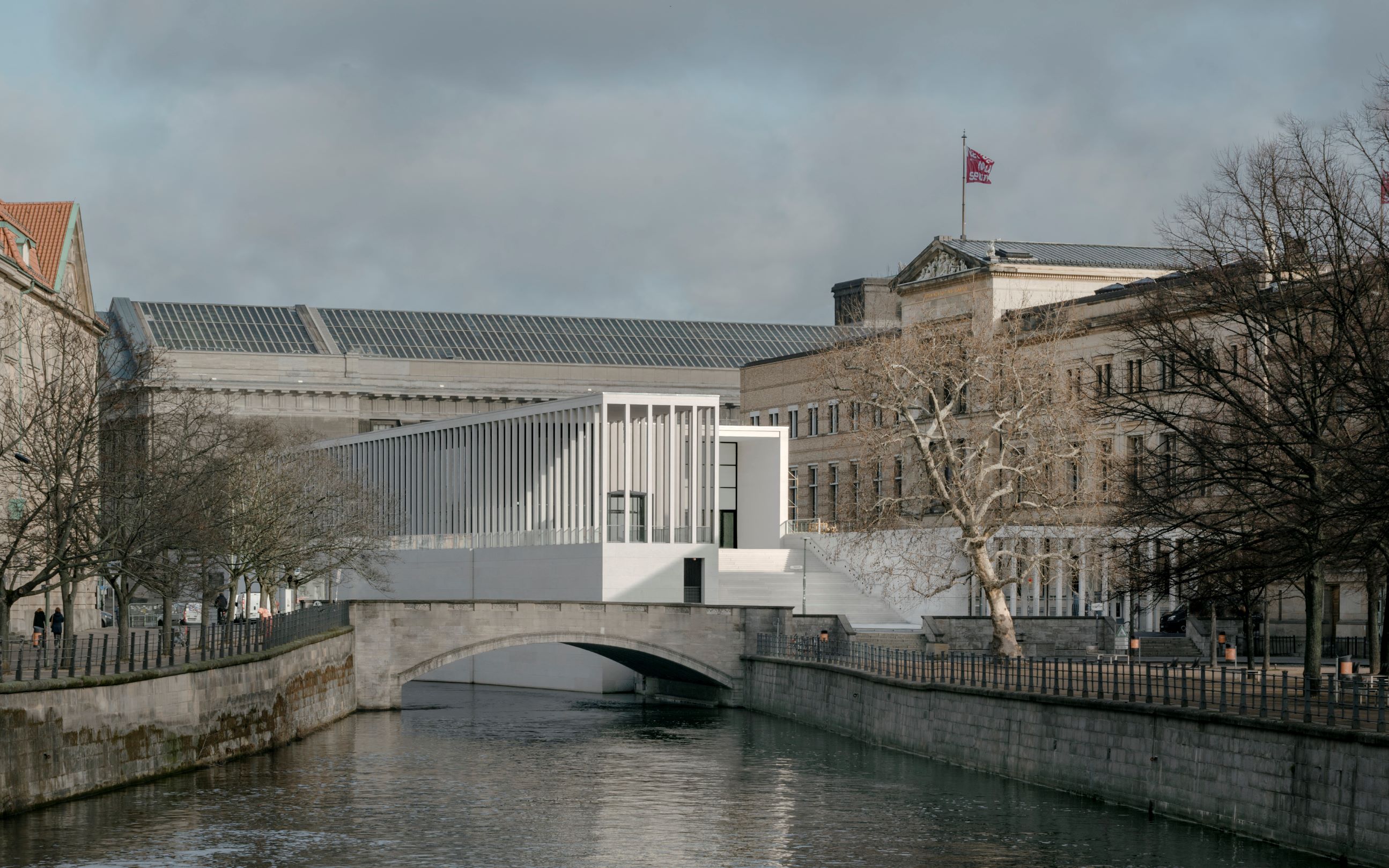 与岛上运河、古迹建筑景观自然相容的 James Simon Gallery。( Photo by Simon Menges )