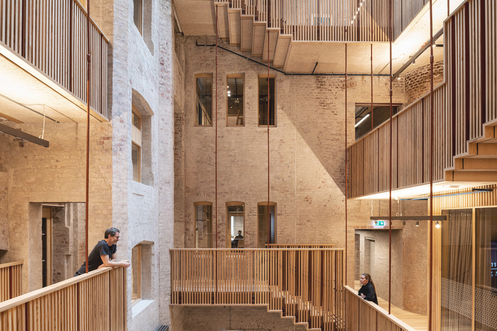 流泻自然光的室内中庭和阶梯通道设计，为建筑内创造出更多元的互动交流体验。 （ Photo by Niklas Hart ）