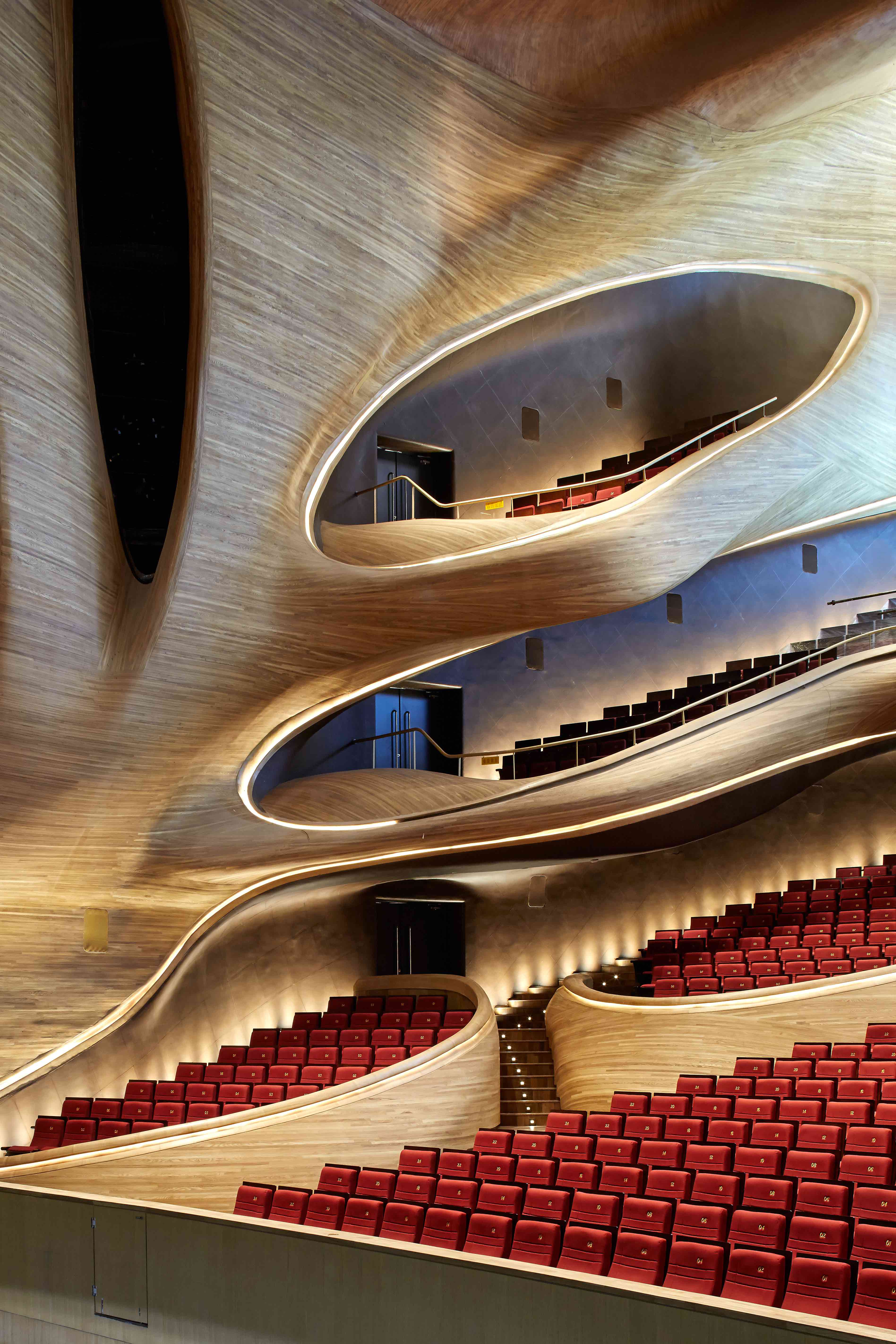 以原木构筑出的大剧场，独特的曲线设计让空间更显戏剧张力。