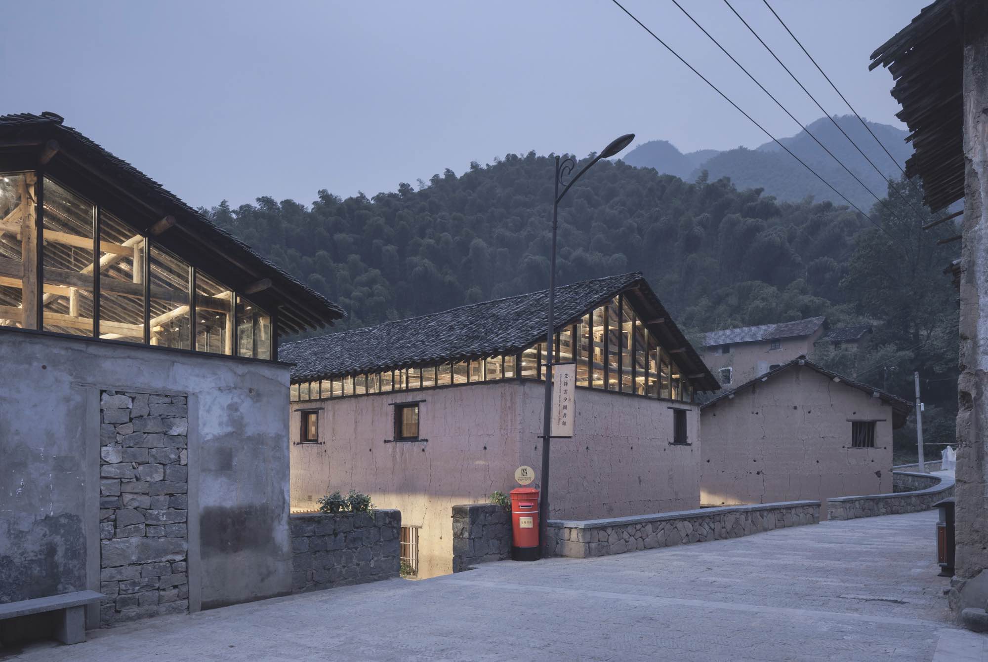 乡土建筑是扎根在中国数千年来的农业生活，当代建筑师向传统建筑学习谦卑、以最单纯的设计成就新的元素。