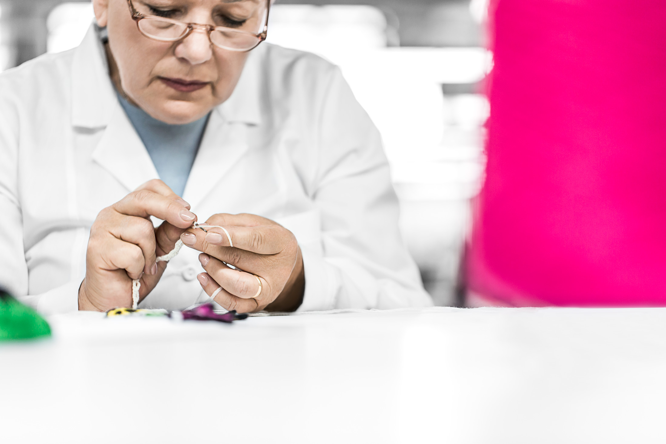 制作针织连身裤(Look 63)时，位女裁缝各自选择擅长的部分缝制， 例如一位选择需要 5 个小时才能缝制完成的龙;另一位选择需要 10 小时的 Nana;还有一位则是专门负责缝制书艺，她们就像童话故事中的神仙教母，赋予服装由零到有的诞生过程。