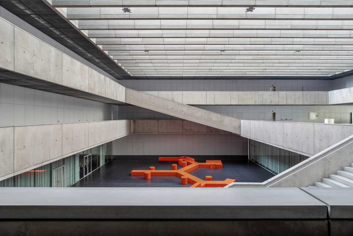 整个大厅以俐落的几何线条建构出多层次的空间情境。