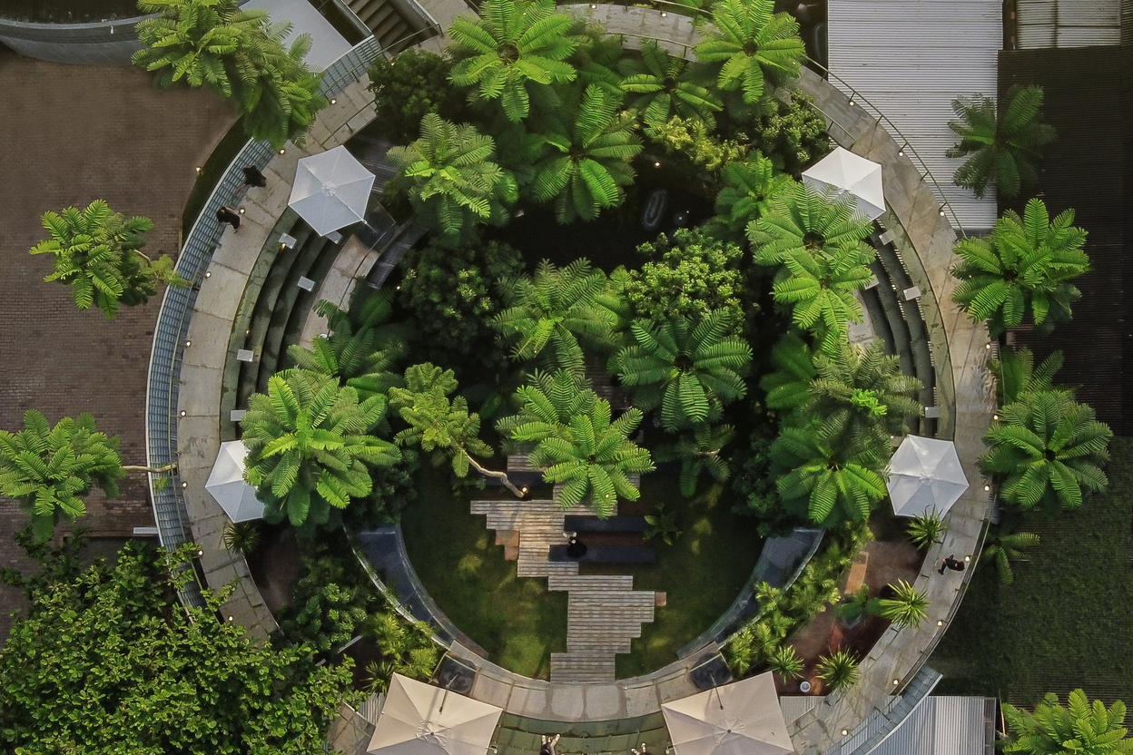 采圆形花园设计的 Tanatap Ring Garden Café，创造出以自然为主体的咖啡馆型态。