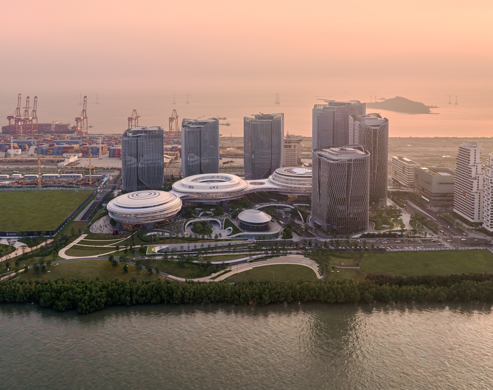 科技聚落新浪潮 - 雲朵量體托起城市共享地景