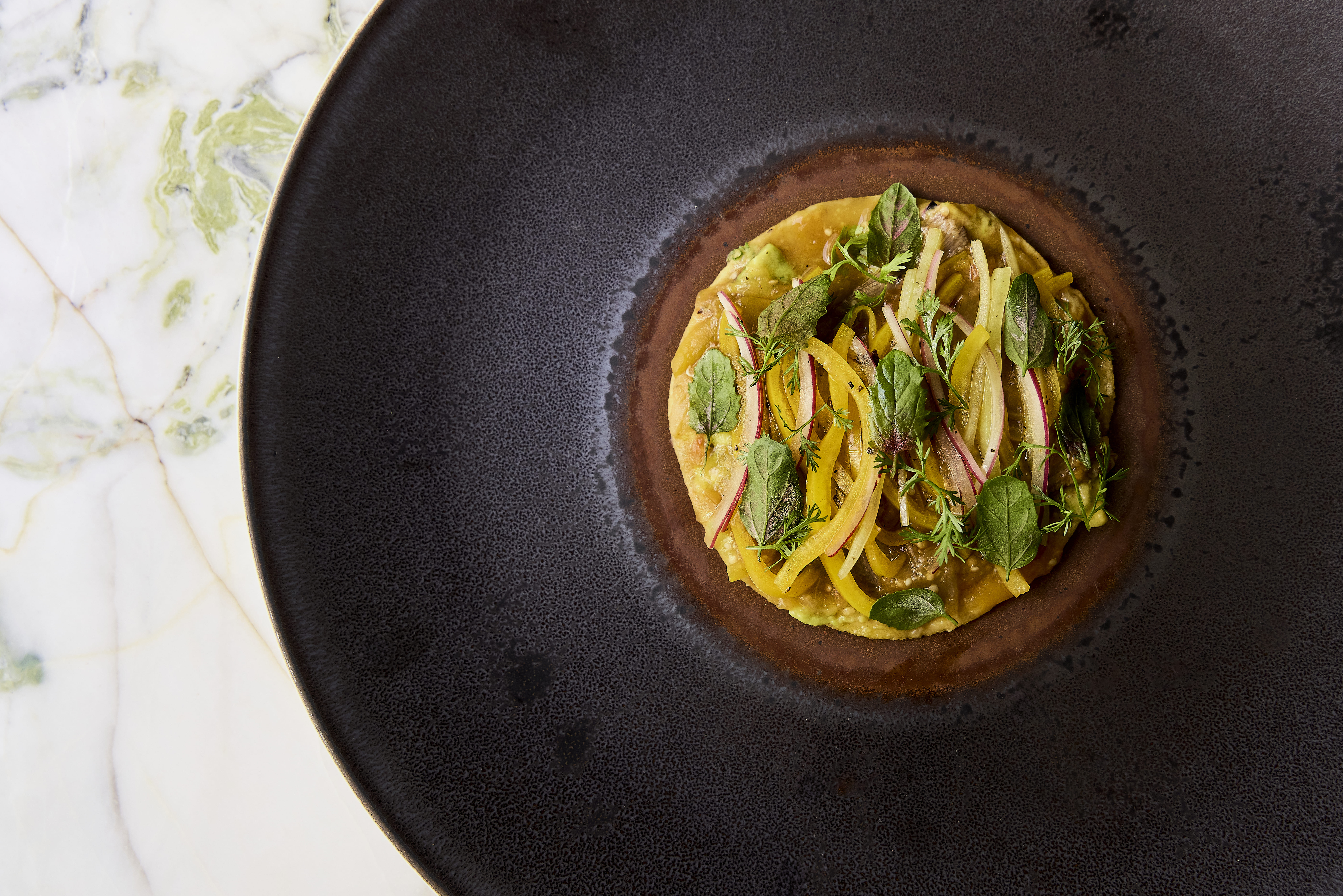 牛舌墨西哥薄餅佐酪梨．莎莎醬（Tongue chalupa with morita salsa and mashed criollo avocado ）乘載了墨西哥街頭經典與庶民飲食於一口的美味薄餅，色澤與風味奔放迷人。