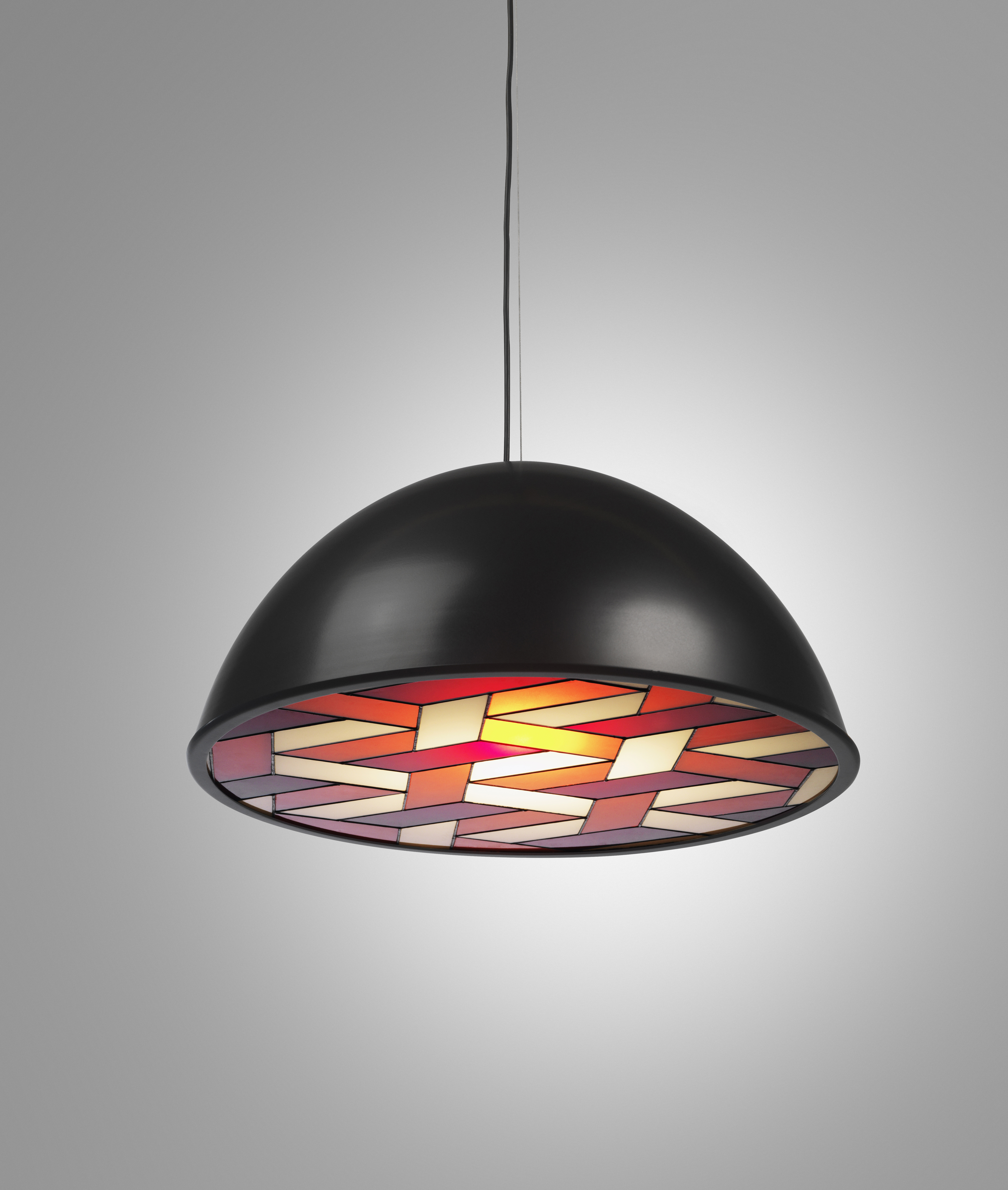 Chapel 吊灯展示出欧洲教堂彩绘玻璃窗的技术。