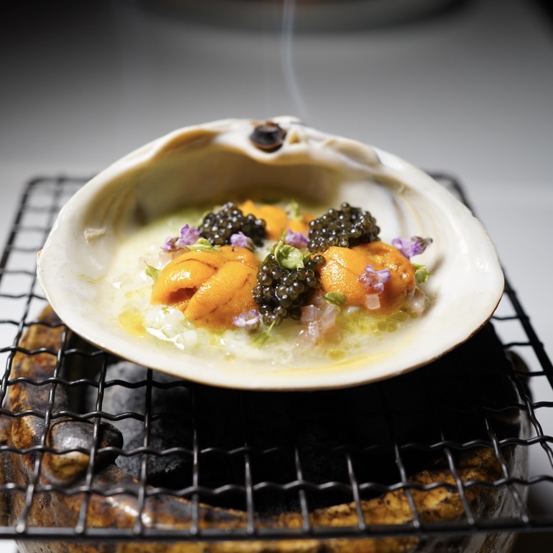 滋味鲜美的海胆炖饭，特别以北寄贝、自制鱼子酱和紫苏花，来增添口感和鲜味层次。 （Photo by Yasuko Takada）