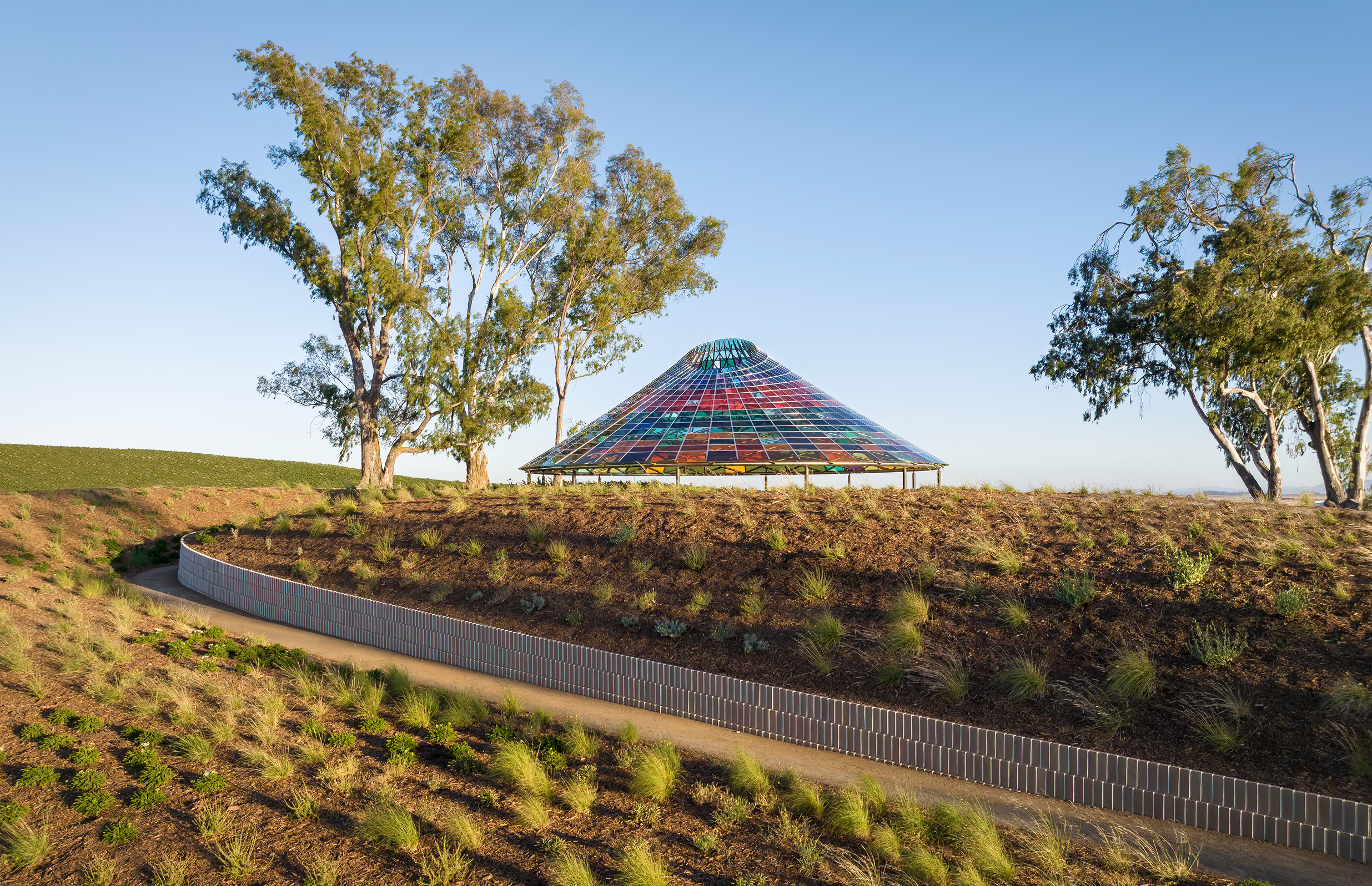 伞状的凉亭设计，也让 Vertical Panorama Pavilion 化身为绿色缓丘间最引人注目的彩色山丘。