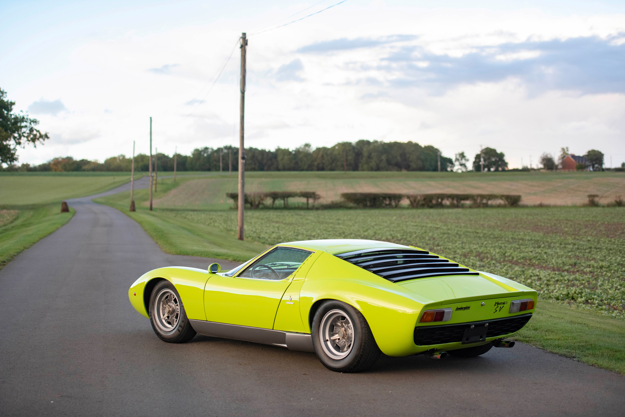 低扁车身搭配典雅线条，完美融合不同领域的美学观。