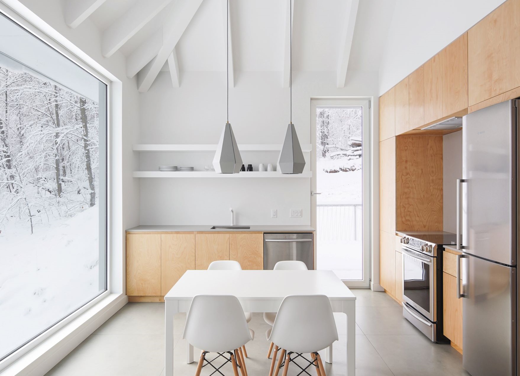 除了以傾斜式屋頂創造開闊的垂直空間，Poisson Blanc 也以一扇扇窗戶採擷屋外風光。