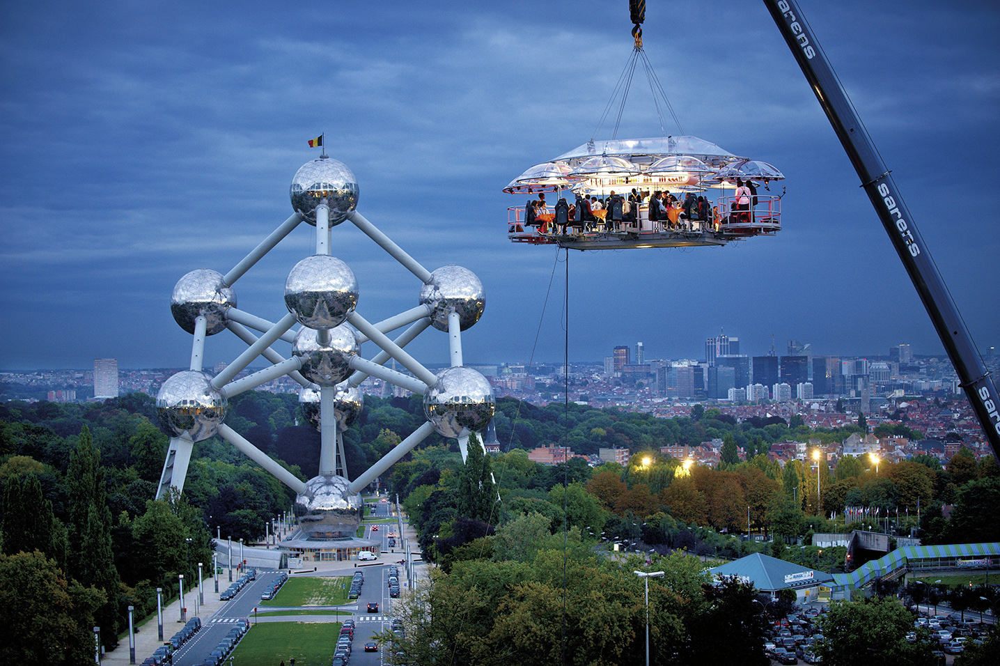 在比利时原子塔前升空的 Dinner in the Sky 。