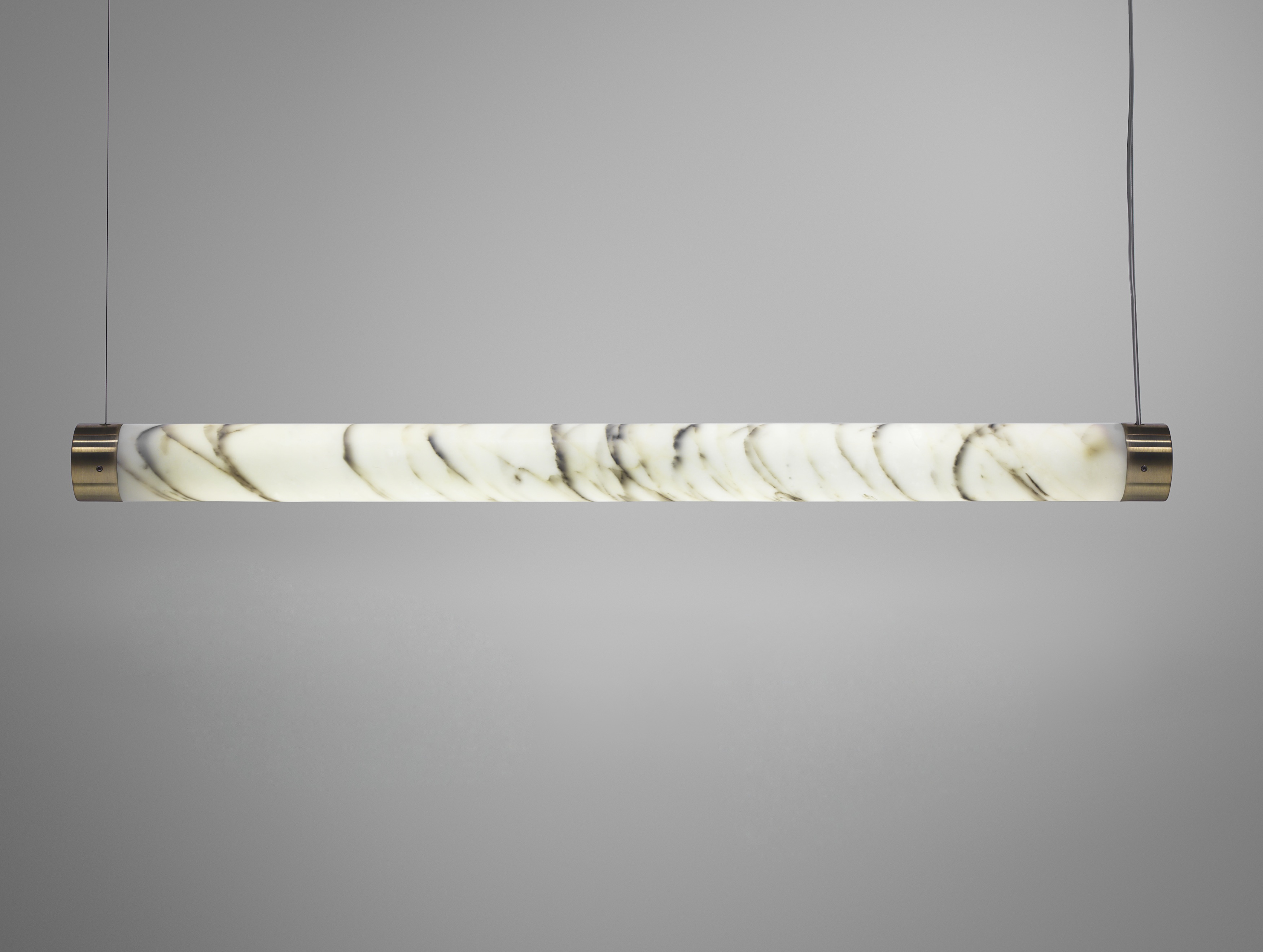 Tube Light 是由单块大理石磨制而成，开灯后会散发出特殊的纹理光线