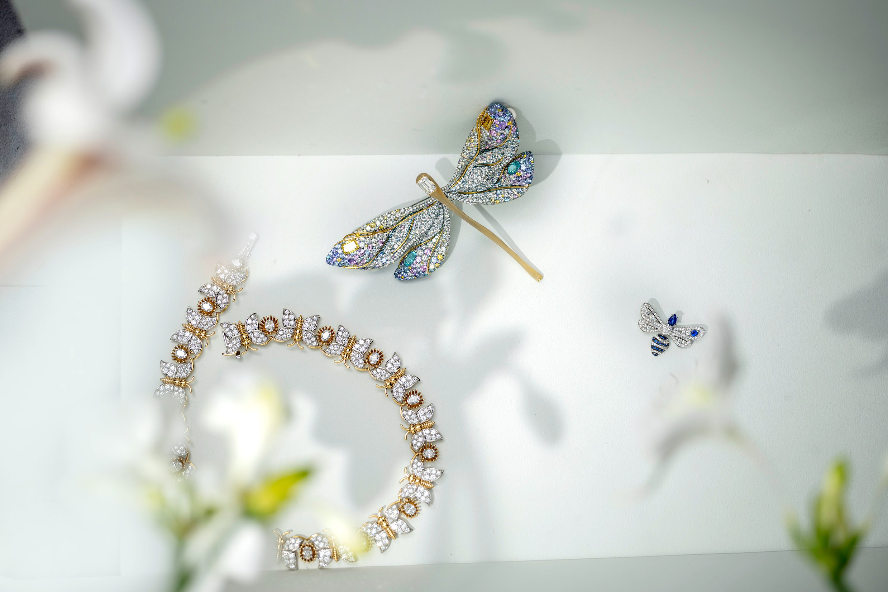 (左) Tiffany & Co. Jean Schlumberger by Tiffany 高級珠寶系列 Butterfly 項鍊，鉑金、18K 黃金、鑽石。(中) CINDY CHAO The Art Jewel 二十周年系列蜻蜓胸針，18K 白金、18K 黃金、牛角、鈦金屬、黃鑽、帕拉伊巴碧璽、白鑽、紫色藍寶石、藍寶石、粉色藍寶石、海藍寶石。(右) Chaumet Abeille 蜜蜂胸針，18K 白金、鑽石、藍寶石。