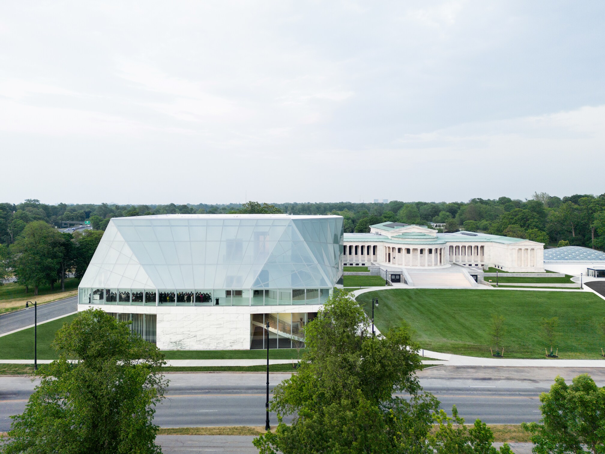 全新建造的 Jeffrey E. Gundlach Building，是銜接園區歷史建築與城市公園的媒介。