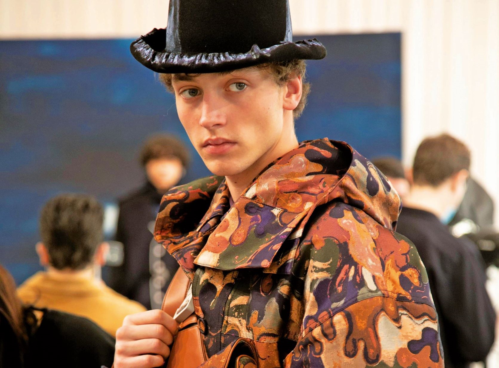 当决定和 Dior 合作时装创作后，Peter Doig 第一件事就是翻看过往所有作品，认识服装设计的种种细节，思考西装、衬衫、长裤等单品如何和画作结合。最终他决定以蚀刻画皮技法在面料上呈现缇花般的细腻工艺，也符合自身作品色彩鲜艳、对比鲜明的风格。