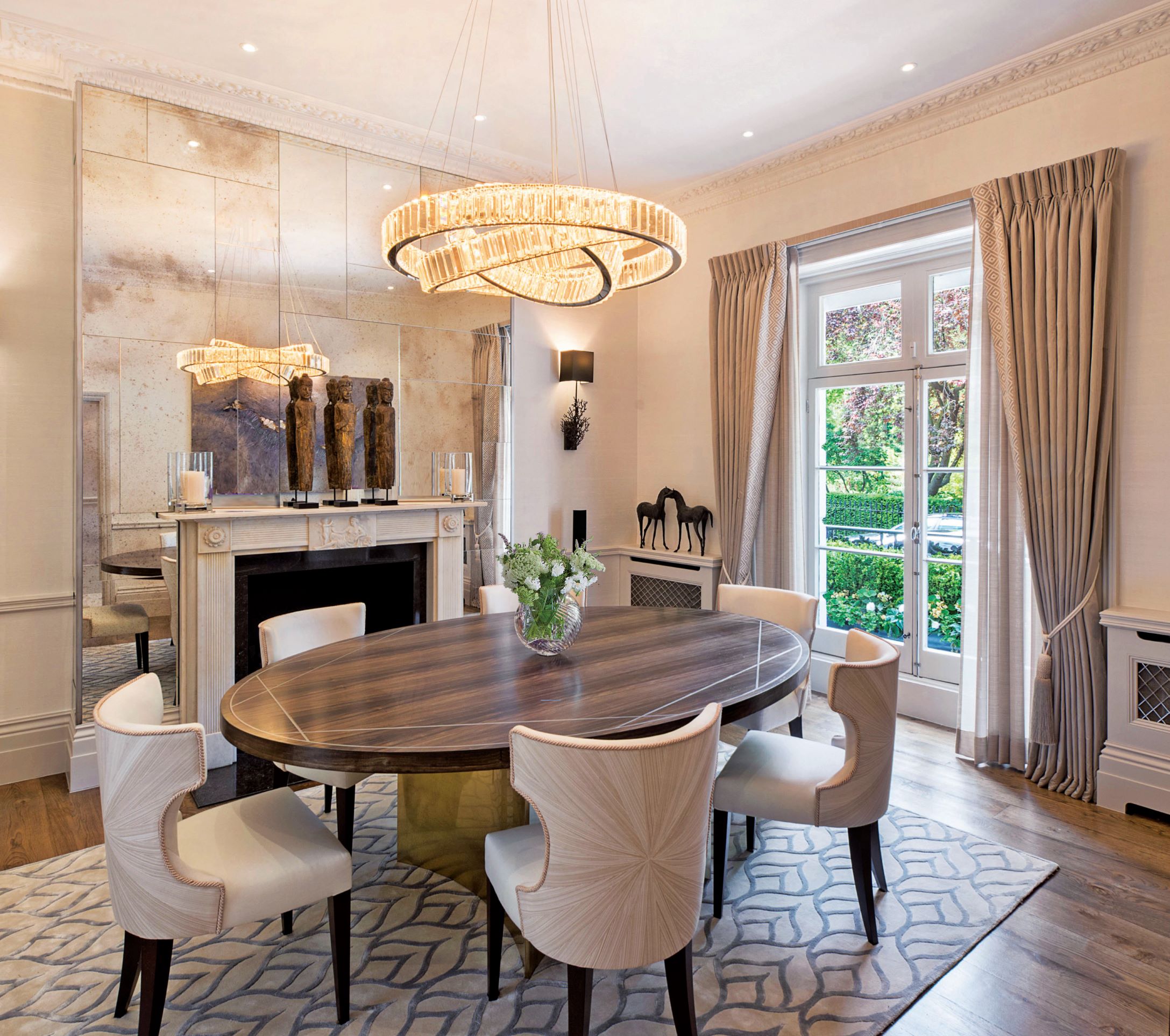 位于伦敦的典雅私宅 Egerton Crescent，藉由色彩融合古典元素，展现出一种经典的韵味。