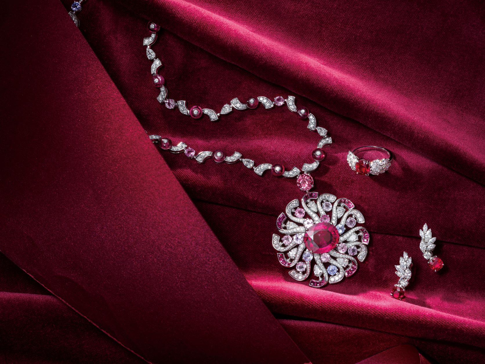 Bulgari MAGNIFICA 系列顶级红碧玺、尖晶石与钻石项链。 Piaget Treasures 系列红宝石高级珠宝钻石耳环。 Piaget Treasures 系列红宝石高级珠宝钻石戒指。