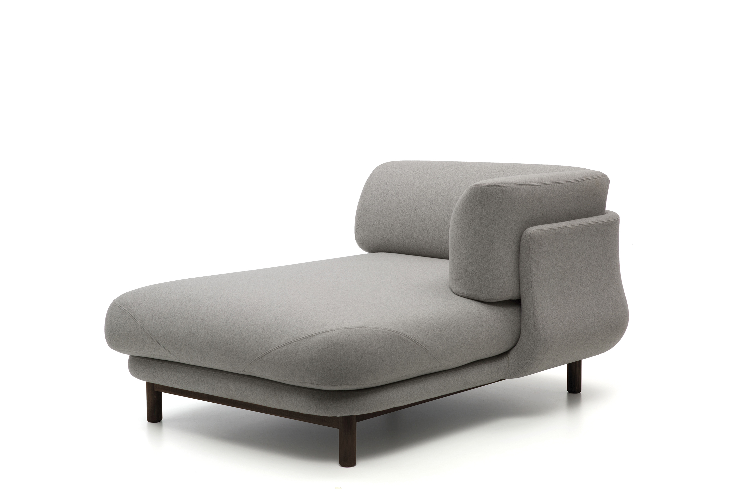 Cappellini 的 Peg Sofa 長沙發設計。