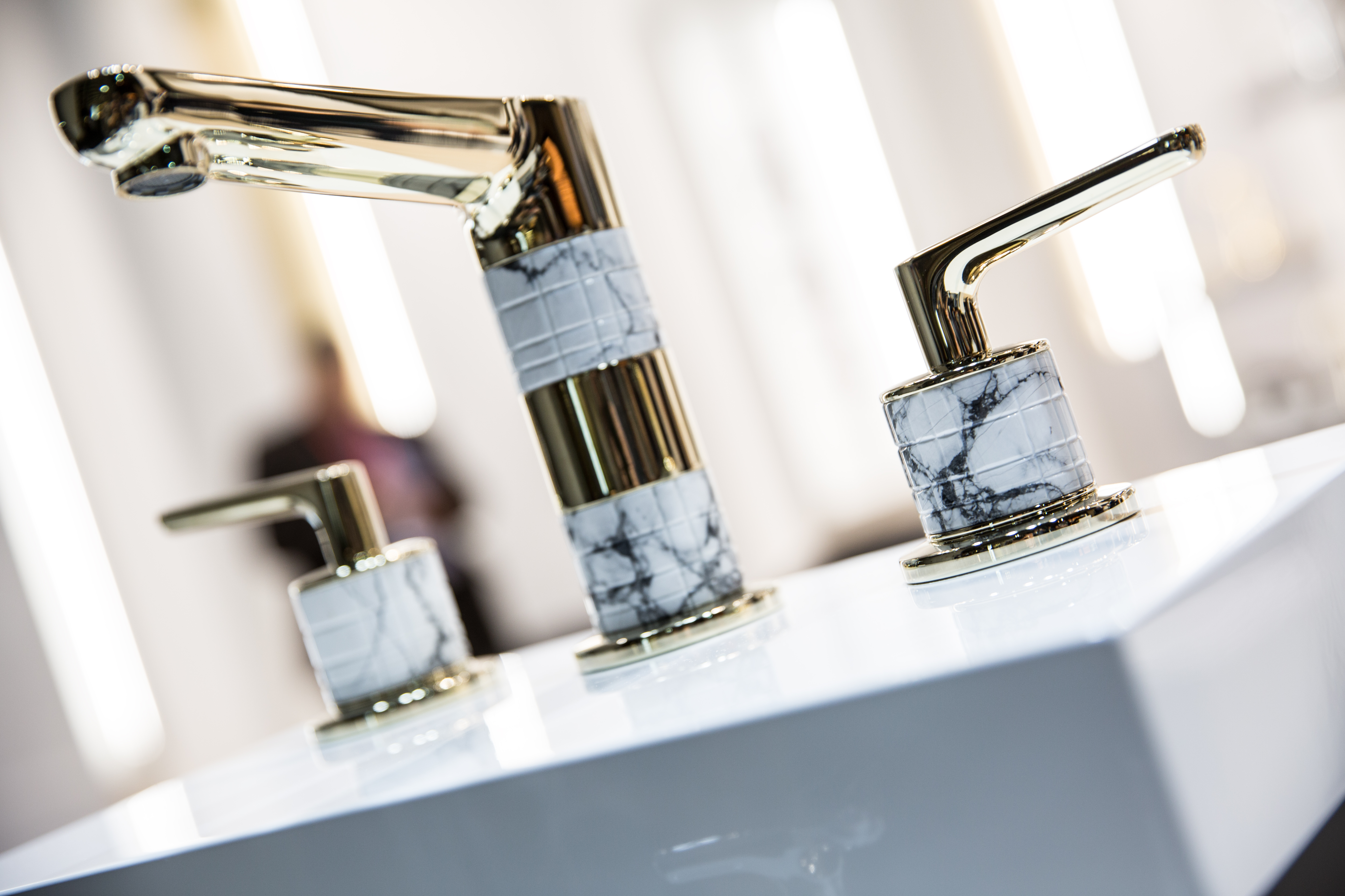 在法国精品龙头 THG 邀约下，Arik Levy 将珠宝设计概念注入卫浴设计，推出如同艺术的龙头作品。