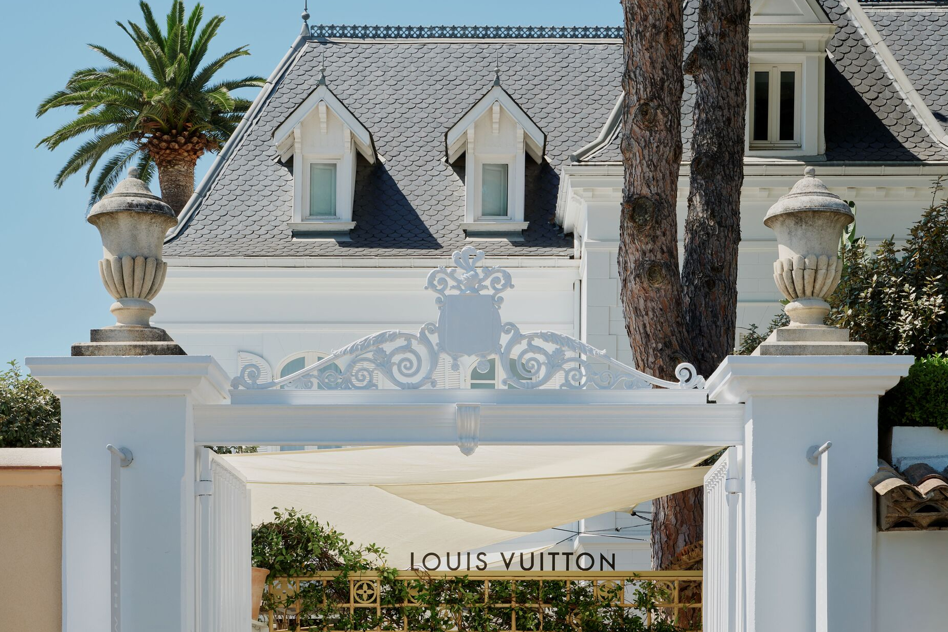 Mory Sacko at Louis Vuitton 就位于圣特罗佩 White 1921 Hotel 的 1 楼庭院。