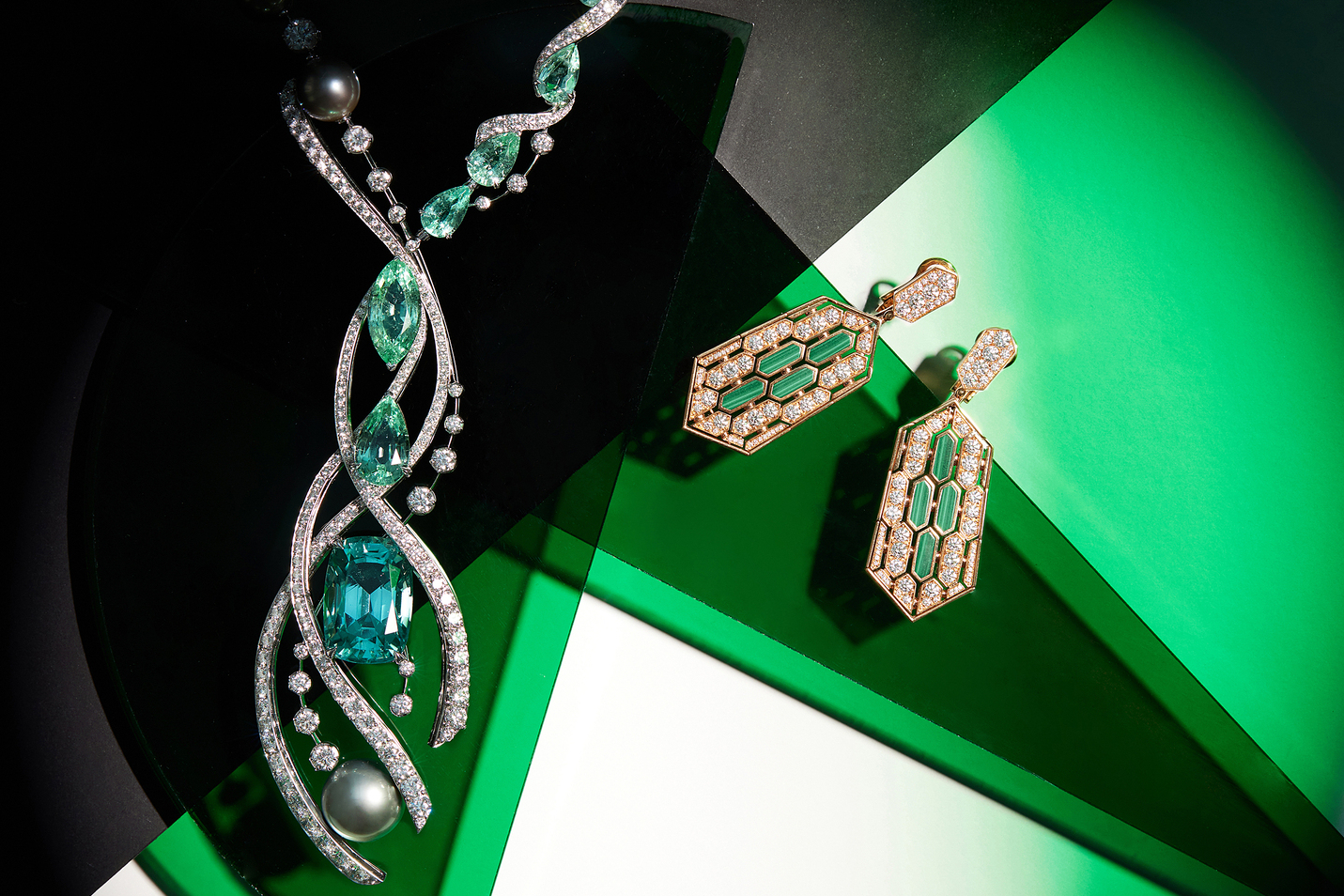 Chaumet 顶级珠宝 Chant de Sirènes 系列帕拉伊巴碧玺钻石项链。Bvlgari Serpenti 系列顶级孔雀石与钻石耳环。