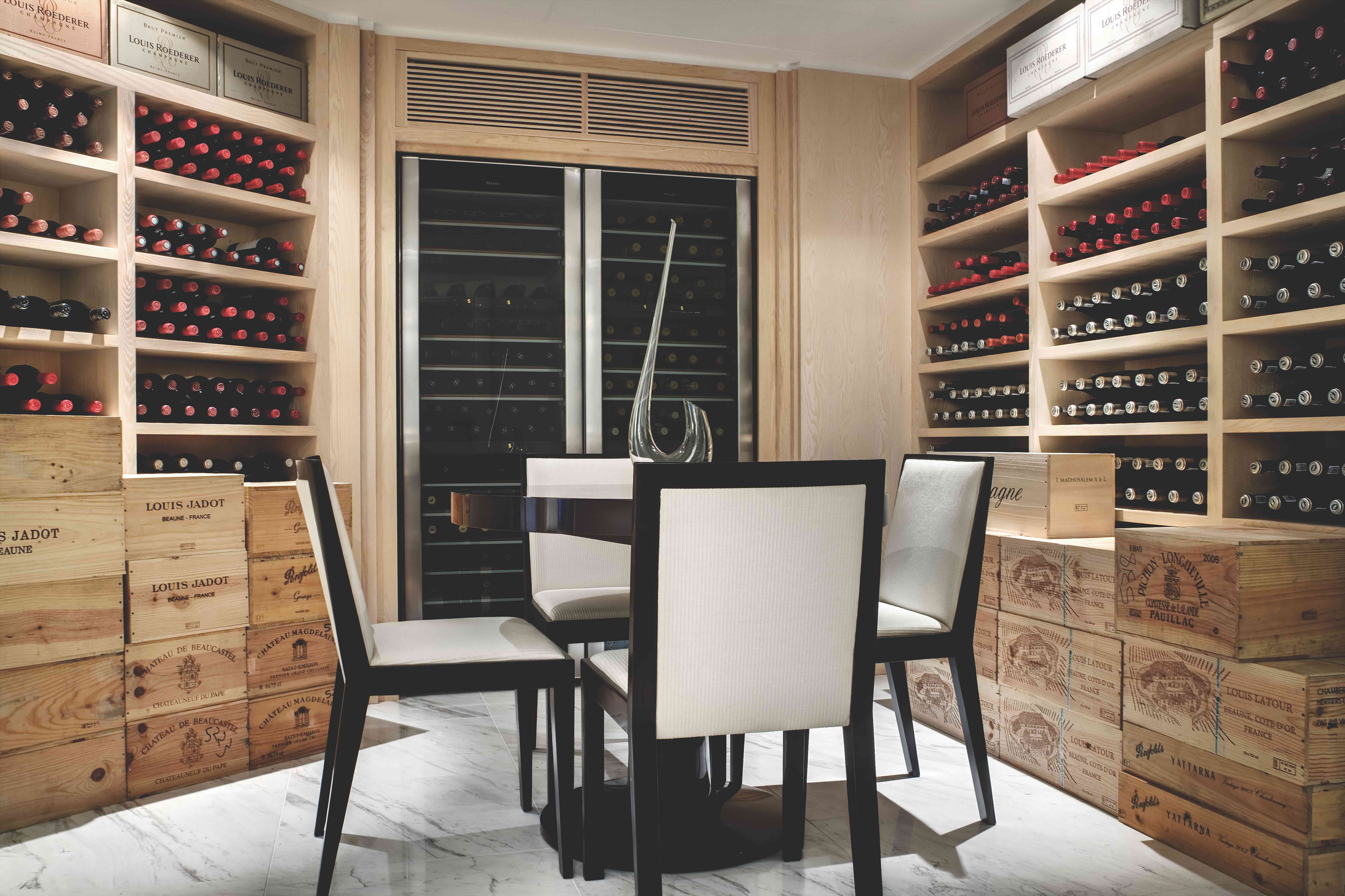 酒窖设计避免了潮湿海湾居宅影响酒品质。