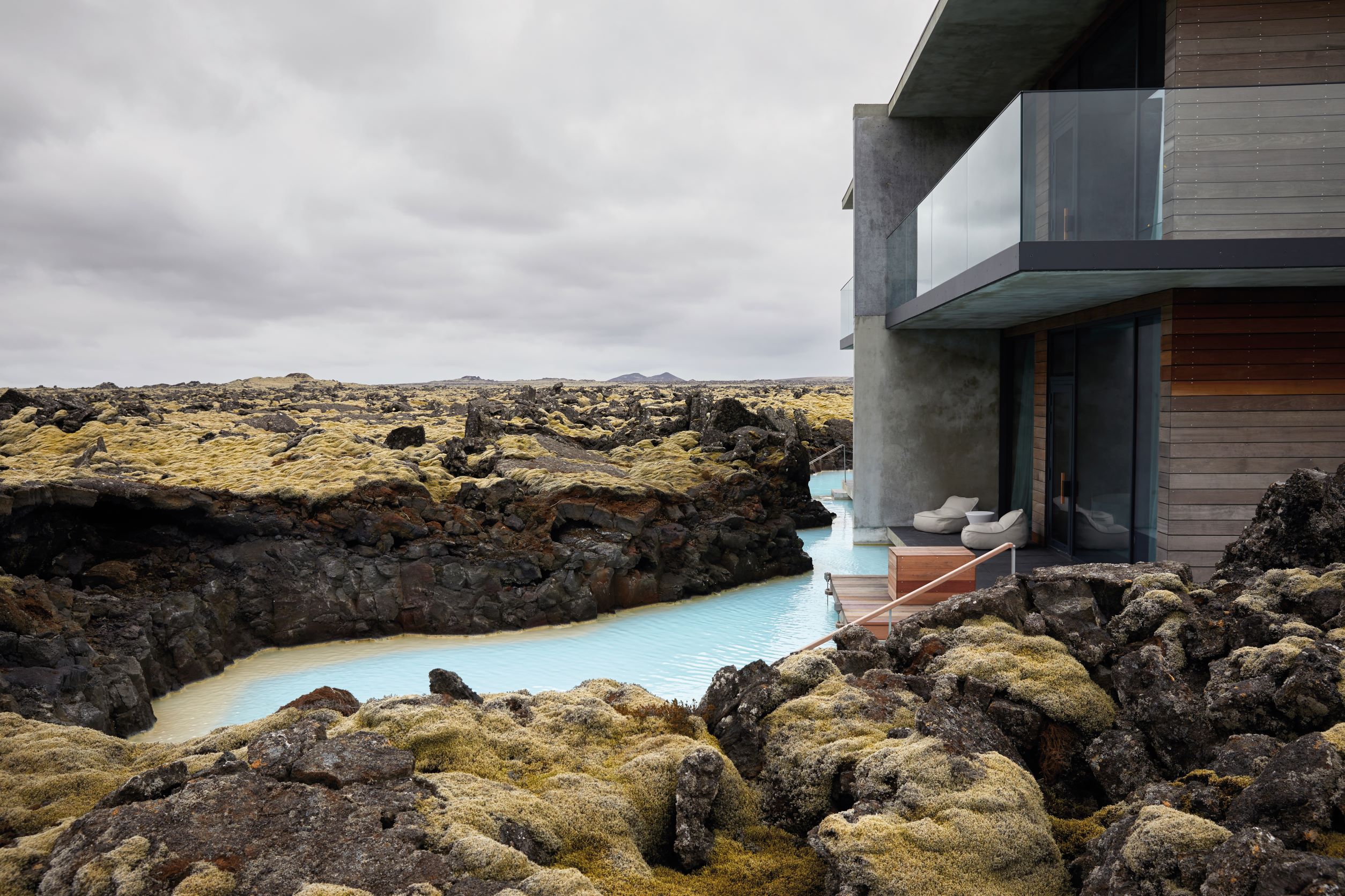 顺着熔岩裂缝建造的客房区，让游客能近距离感受冰岛冰与火共生的自然魅力。